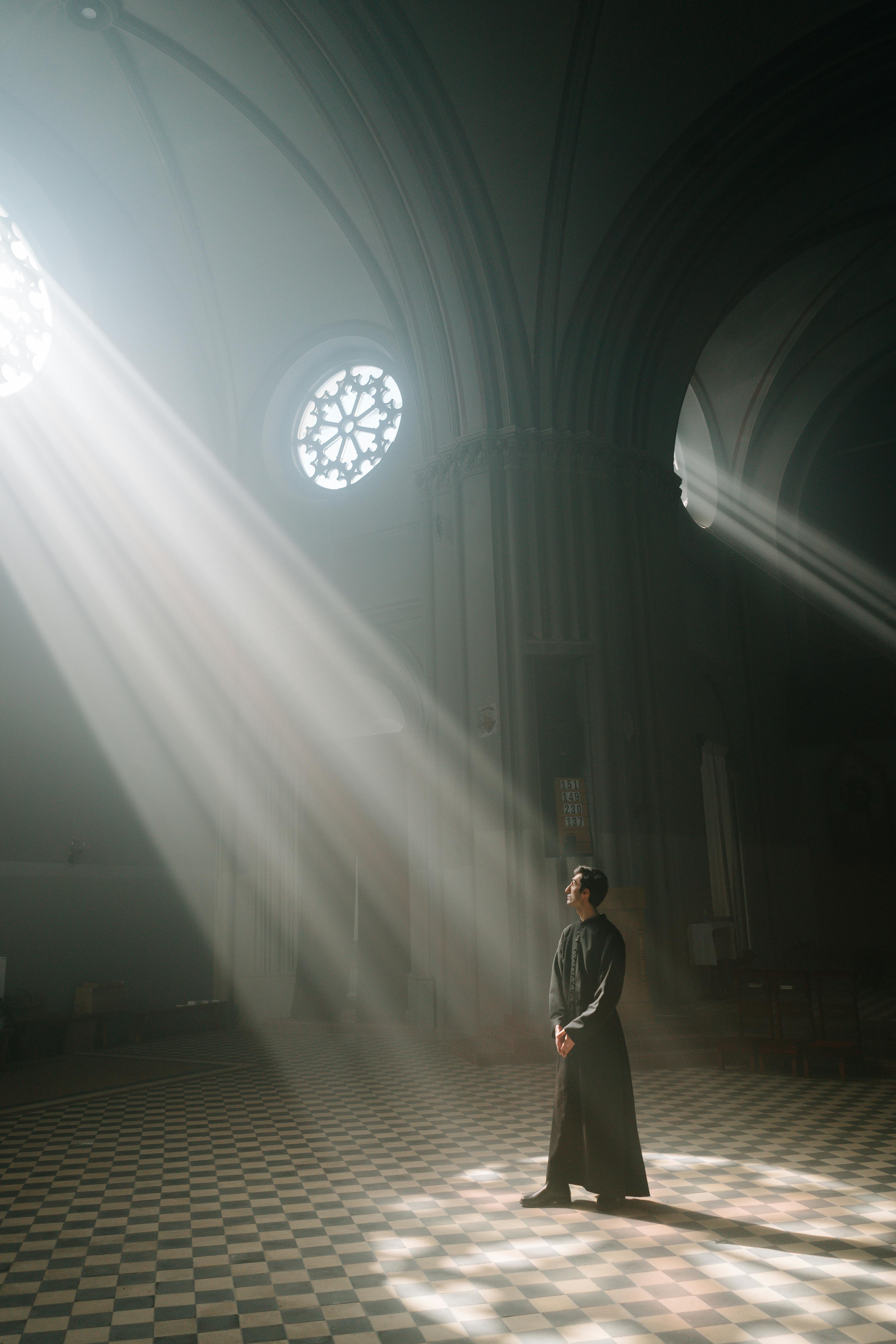 Un prêtre debout dans l'église | Source : Pexels