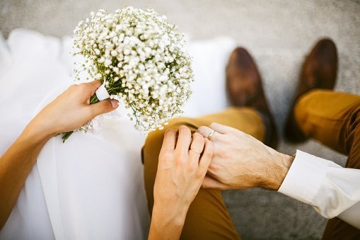 Un couple se tenant la main | Photo : Getty Images