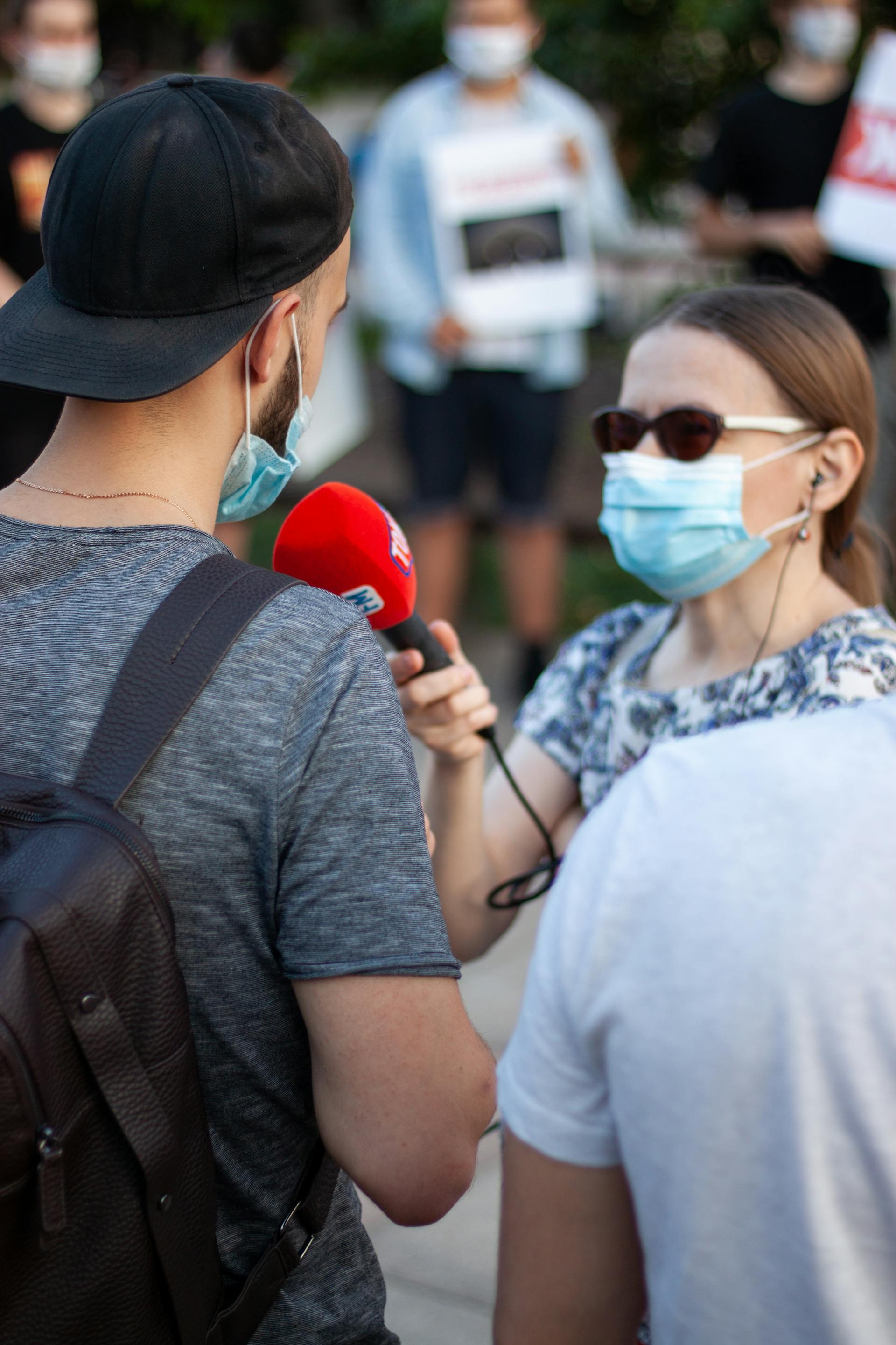 Une personne faisant une interview dans la rue | Source : Pexels