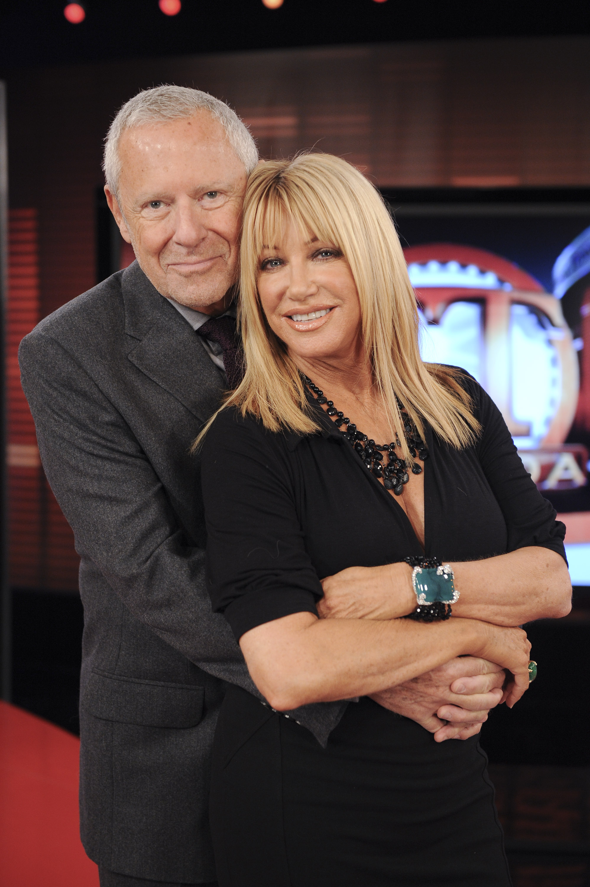 Alan Hamel et Suzanne Somers visitent ET Canada pour promouvoir son roman "Knockout" au ET Canada Studios le 26 Octobre 2009, à Toronto, Canada. | Source : Getty Images