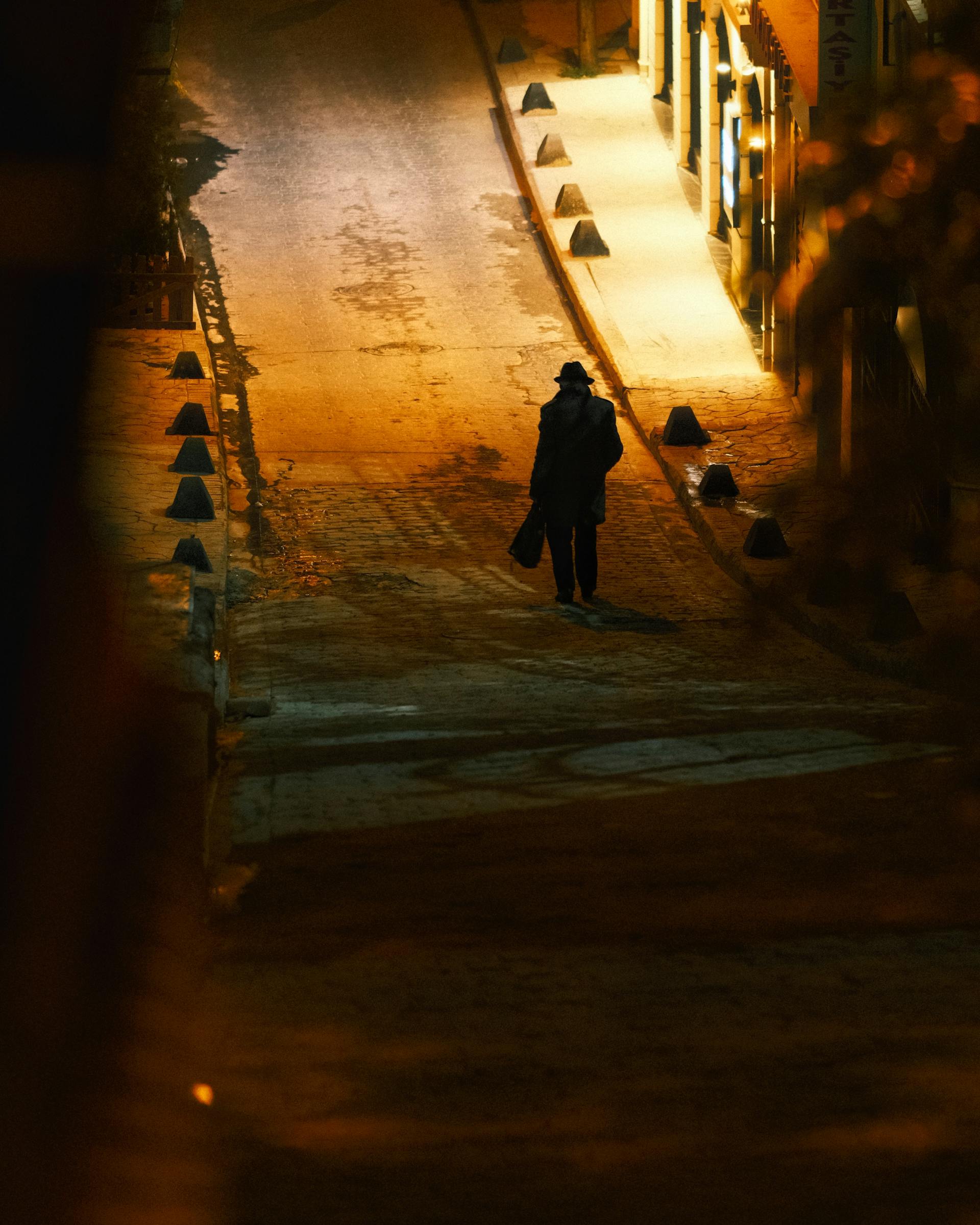 Un homme marchant seul dans une rue vide | Source : Pexels