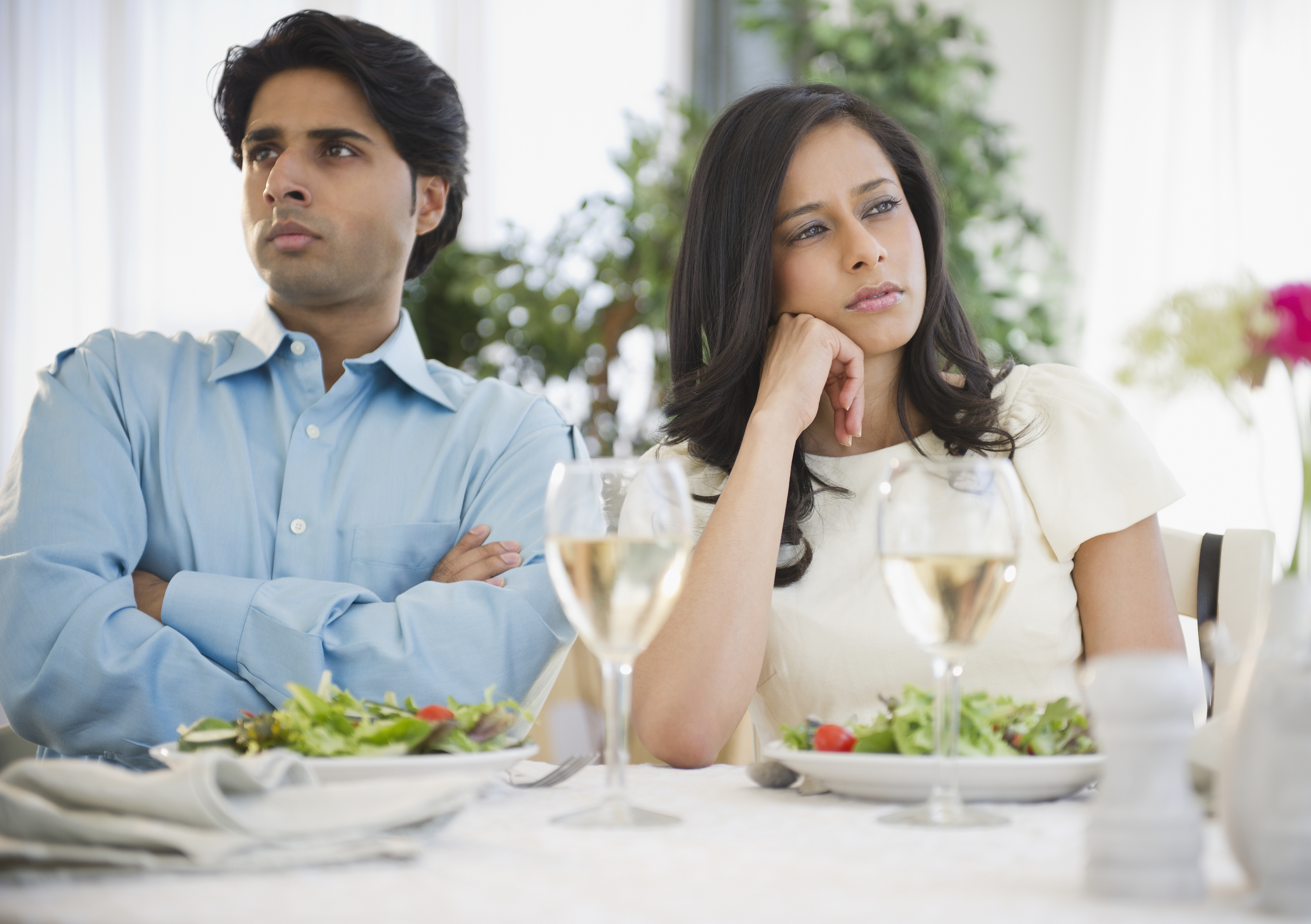 Un couple en colère lors d'un dîner | Source : Getty Images