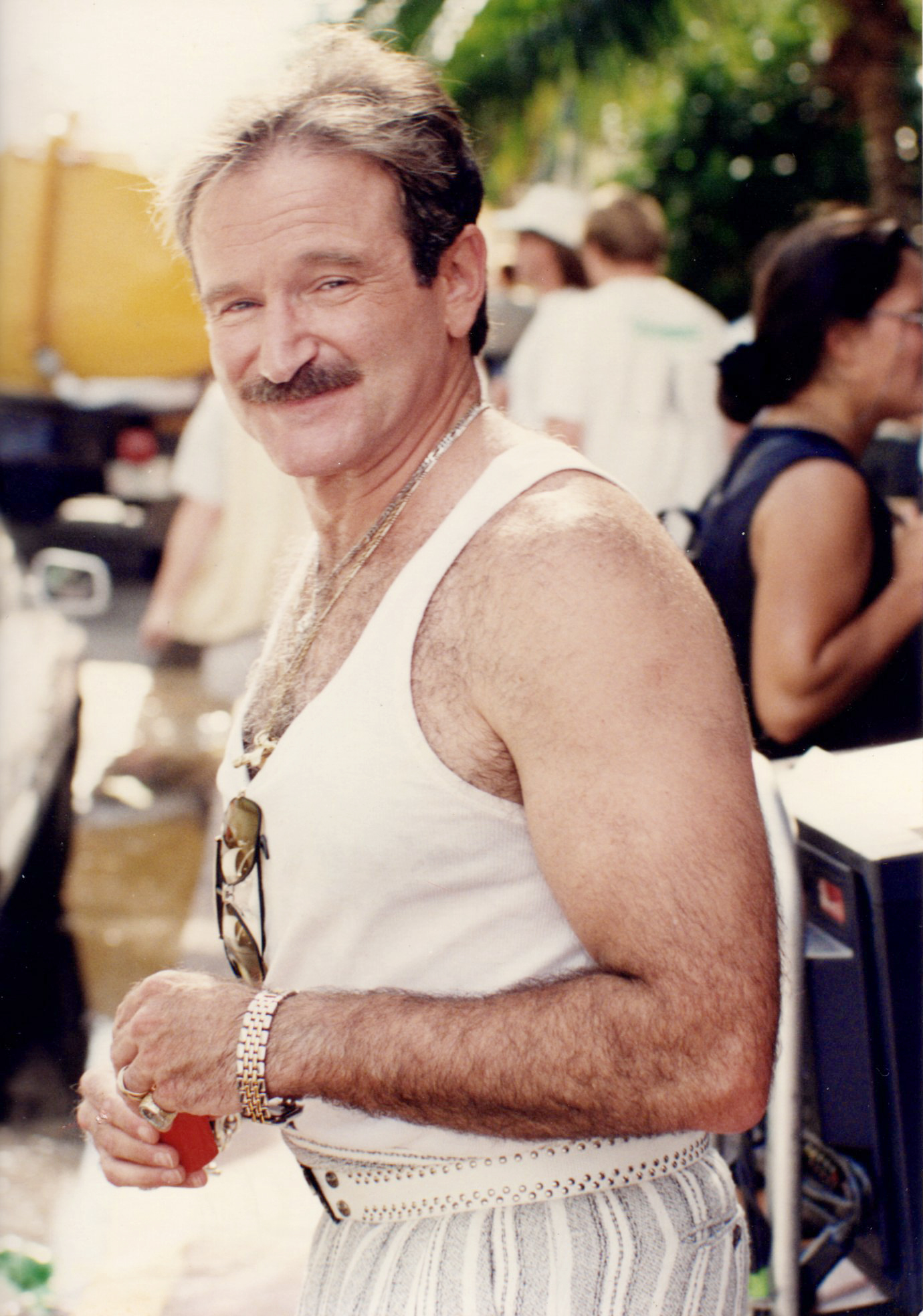 Robin Williams sur le plateau de tournage de "The Birdcage" en 1995 à Miami Beach, en Floride. | Source : Getty Images