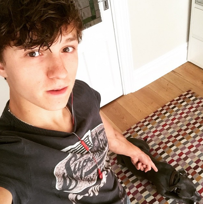 C'était juste une question de temps avant qu'Hollywood ne vienne chercher cette étoile montante. Sur cette photo, il pose chez lui avec son chien, le 25 juin 2015. | Source : Instagram/tomholland2013