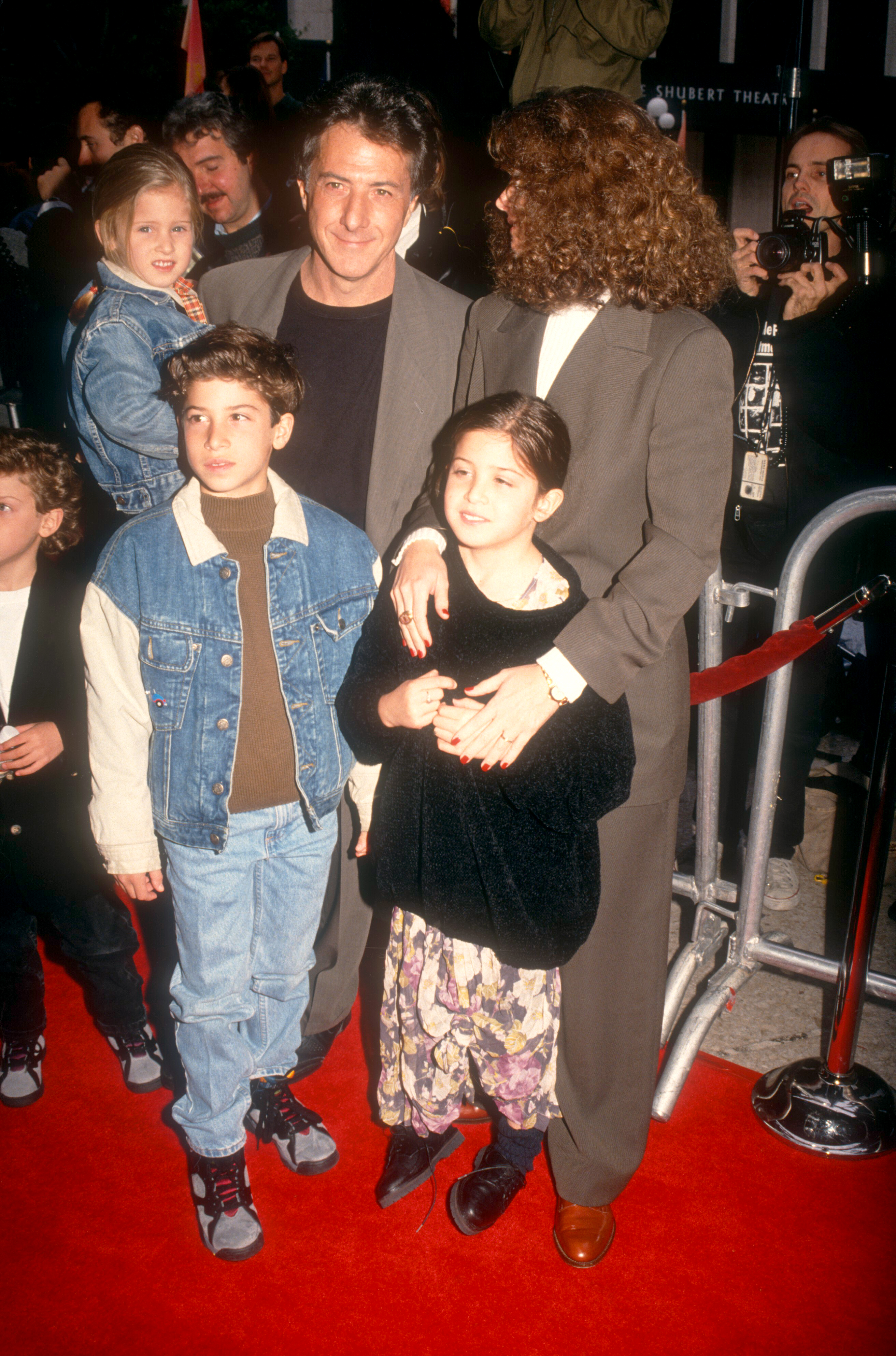 L'acteur, la femme et leurs enfants lors de la première de "Hook" à Century City, en Californie, le 8 décembre 1991. | Source : Getty Images