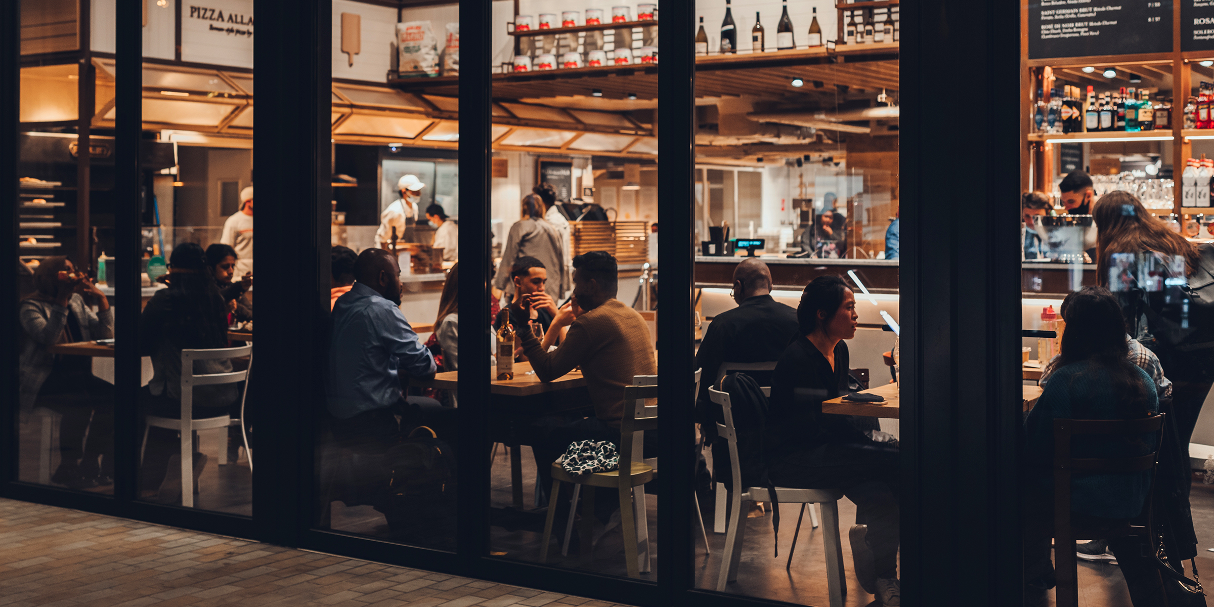 Un restaurant chic très fréquenté | Source : Shutterstock