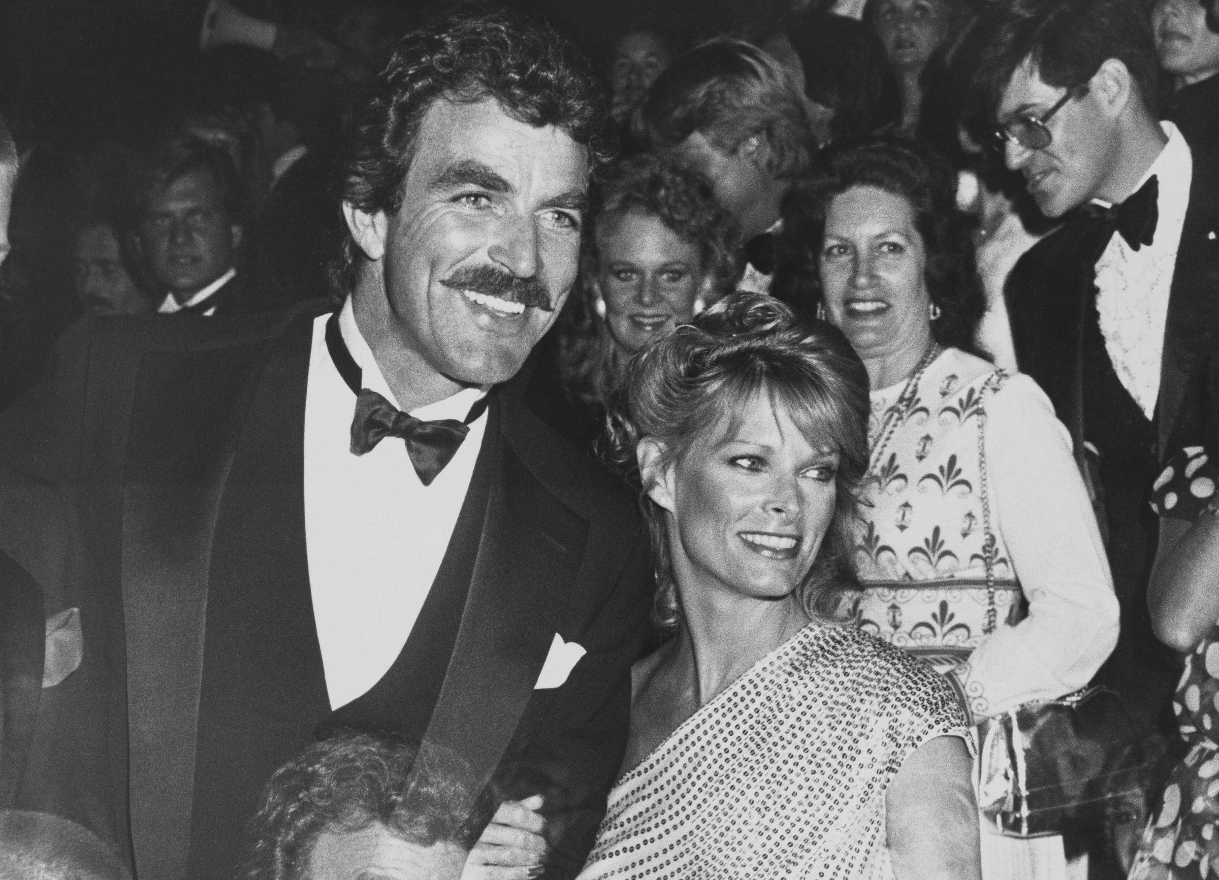 Tom Selleck et Jacqueline Ray assistent à la 34e cérémonie des Primetime Emmy Awards, le 19 septembre 1982, à Pasadena, en Californie. | Source : Getty Images