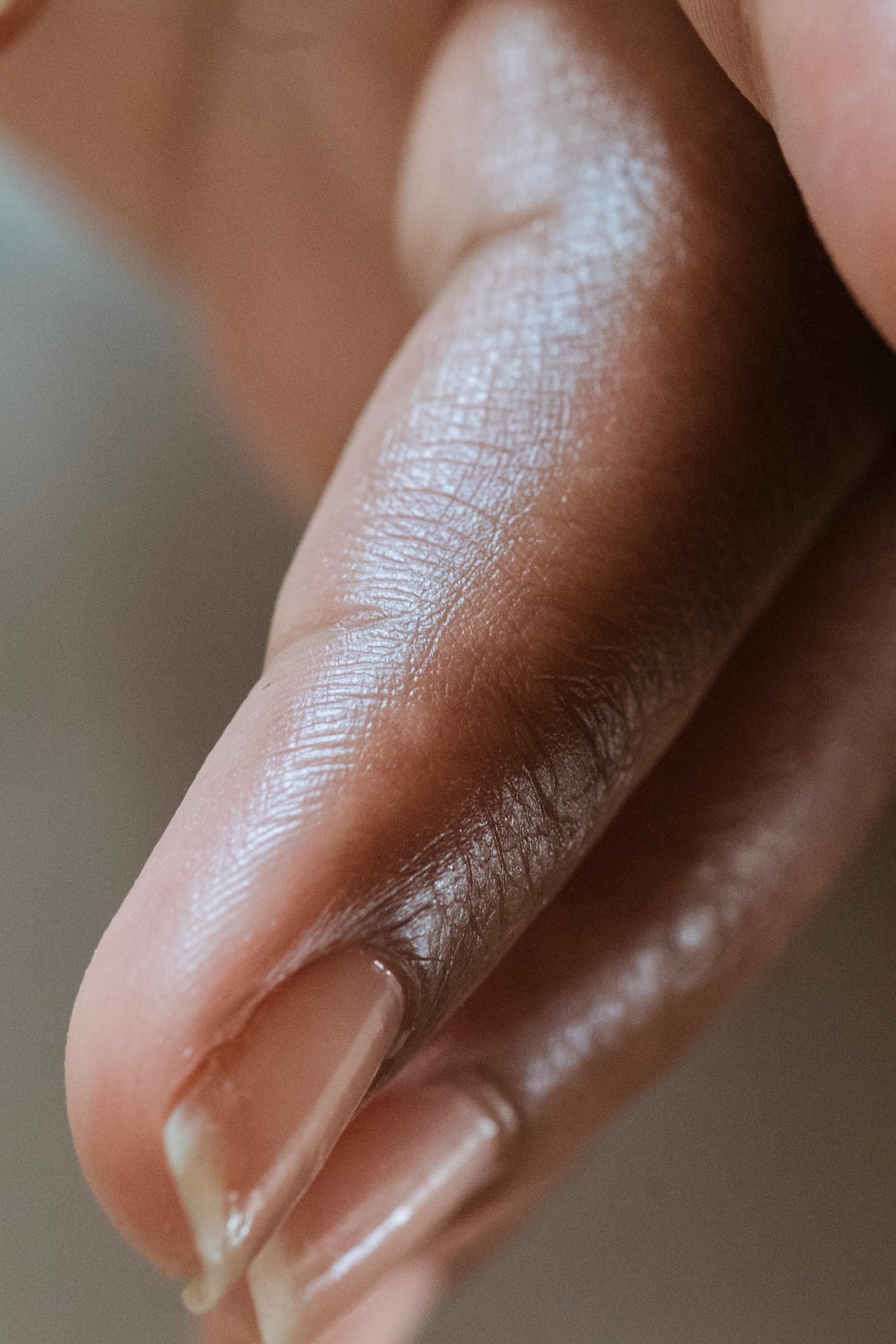 Gros plan sur les ongles d'une femme | Source : Pexels