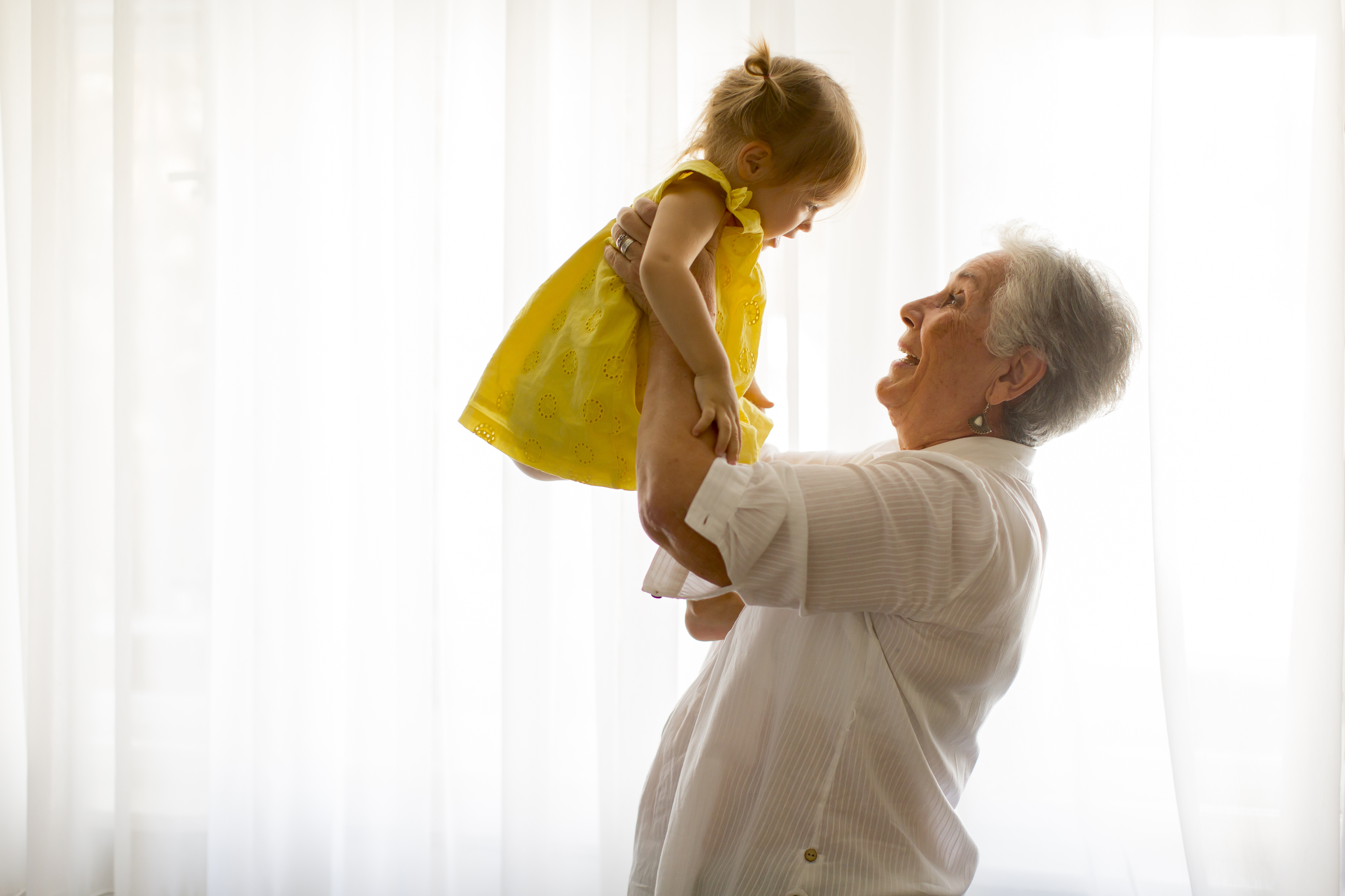 Une grand-mère tenant sa petite-fille dans ses bras | Source : Shutterstock