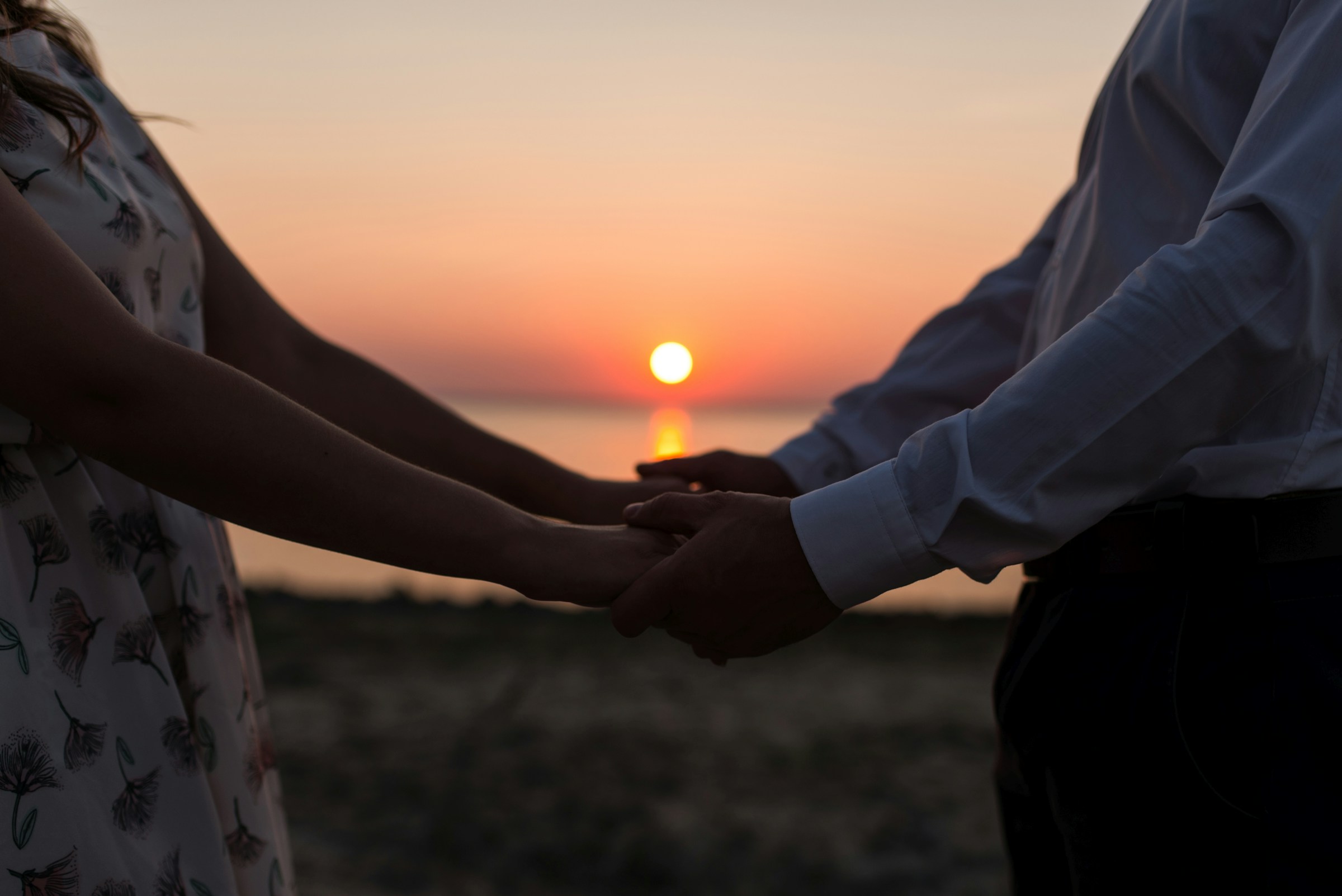 Un couple romantique se tenant par la main | Source : Unsplash