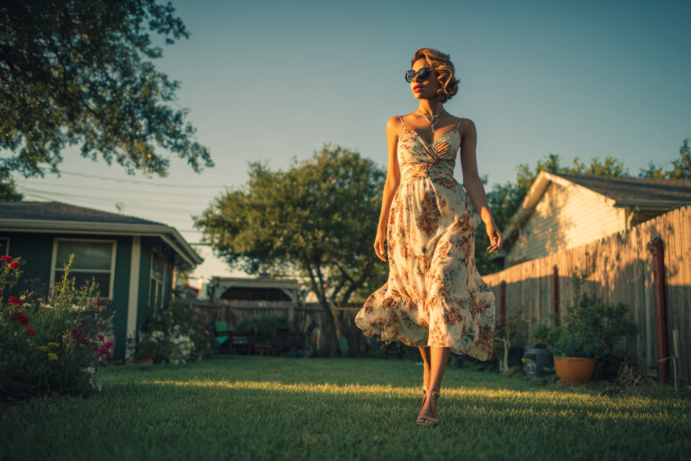 Une femme marchant sur une pelouse | Source : Midjourney