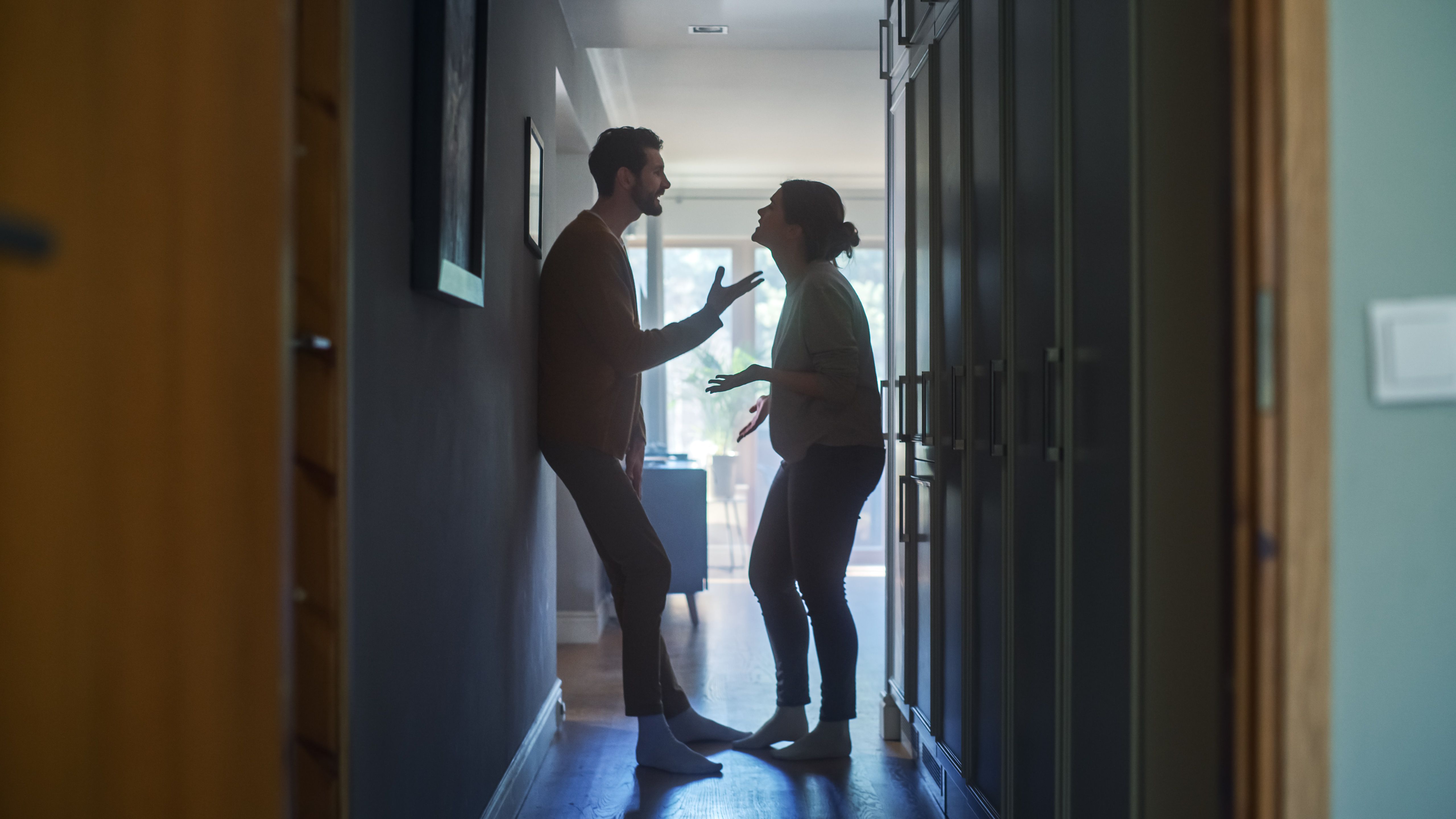 Un homme et une femme qui se disputent à la maison | Source : Getty Images