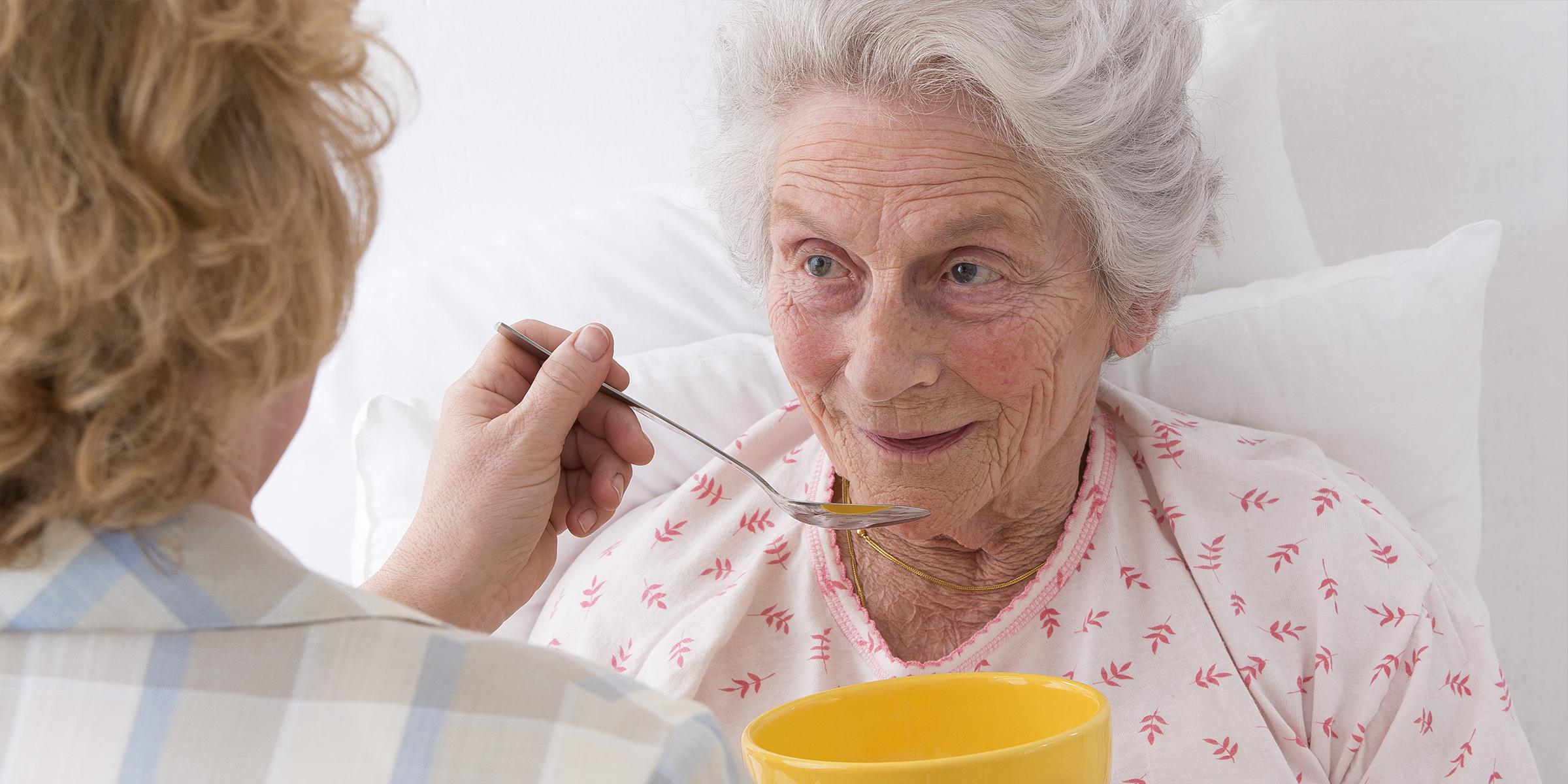 Une femme qui s'occupe d'une personne âgée | Source : Shutterstock