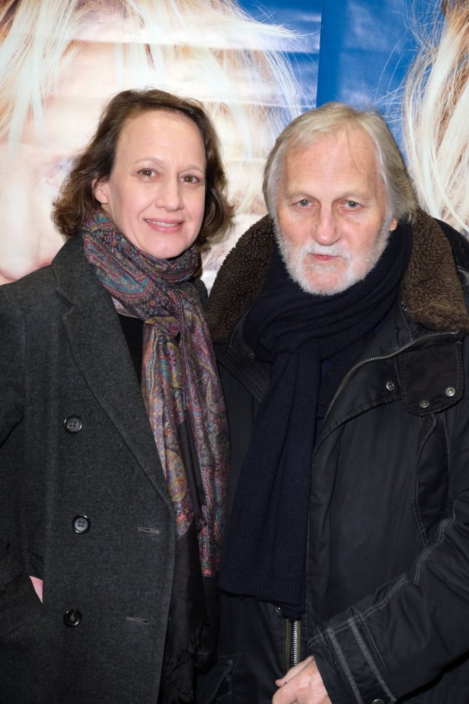 Constance Meyer et Jean-Jacques Debout prennent la pose. | Photo : Getty Images