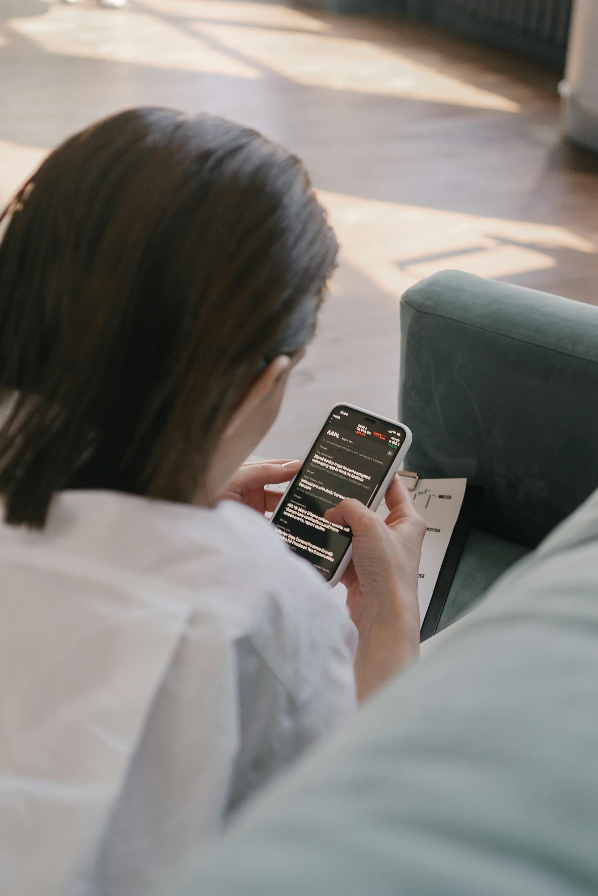 Une femme faisant défiler son téléphone portable | Source : Pexels