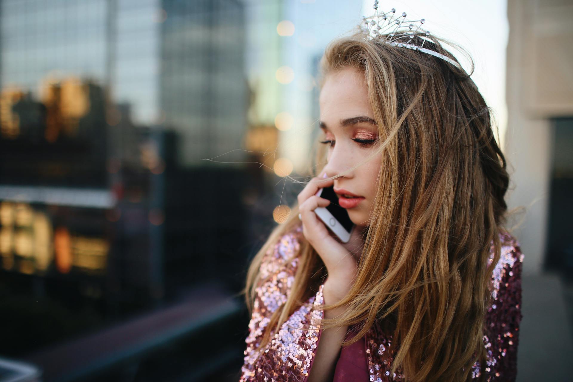 Une femme qui parle au téléphone | Source : Pexels