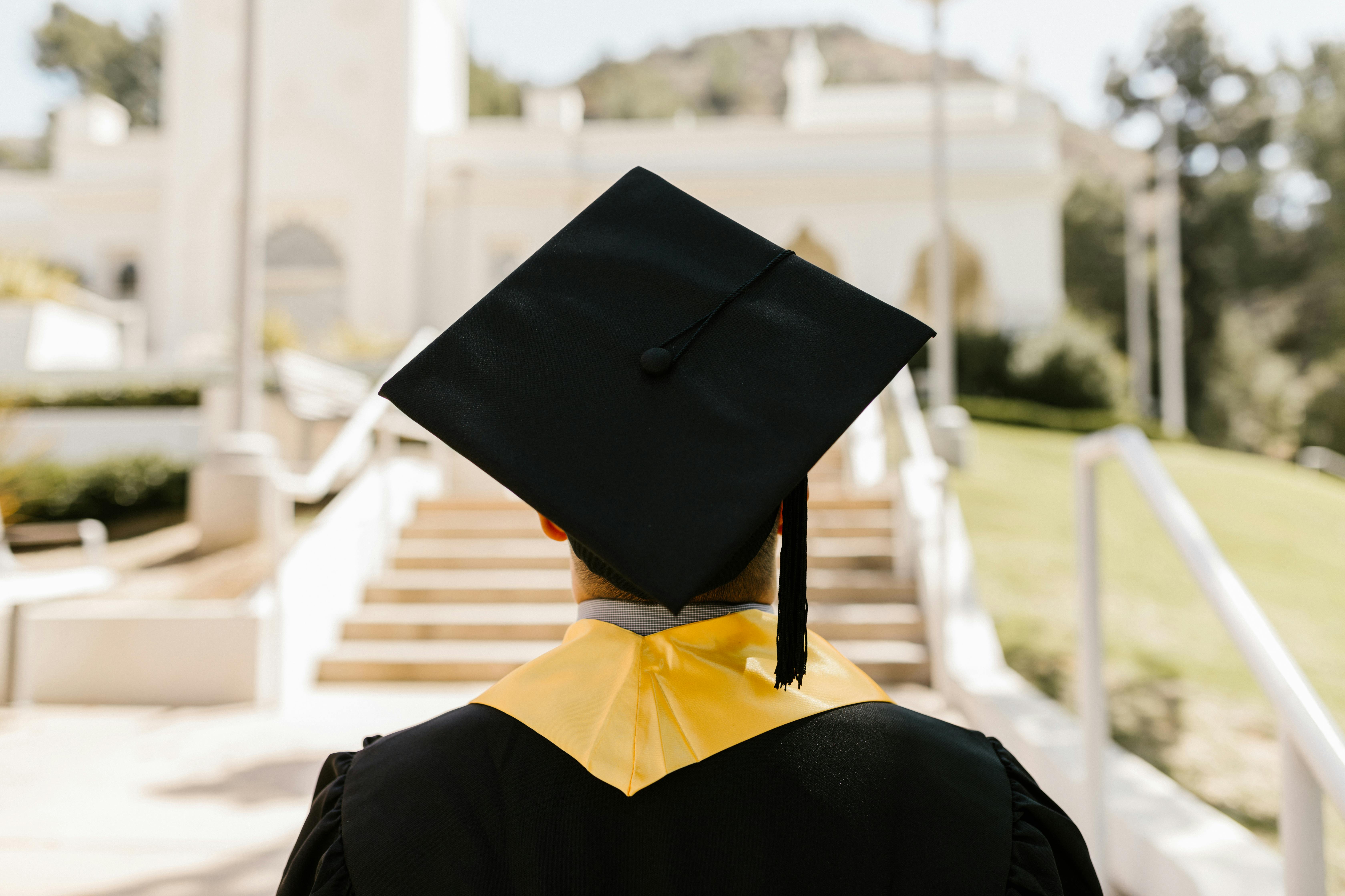 Un jeune homme qui obtient son diplôme universitaire | Source : Pexels