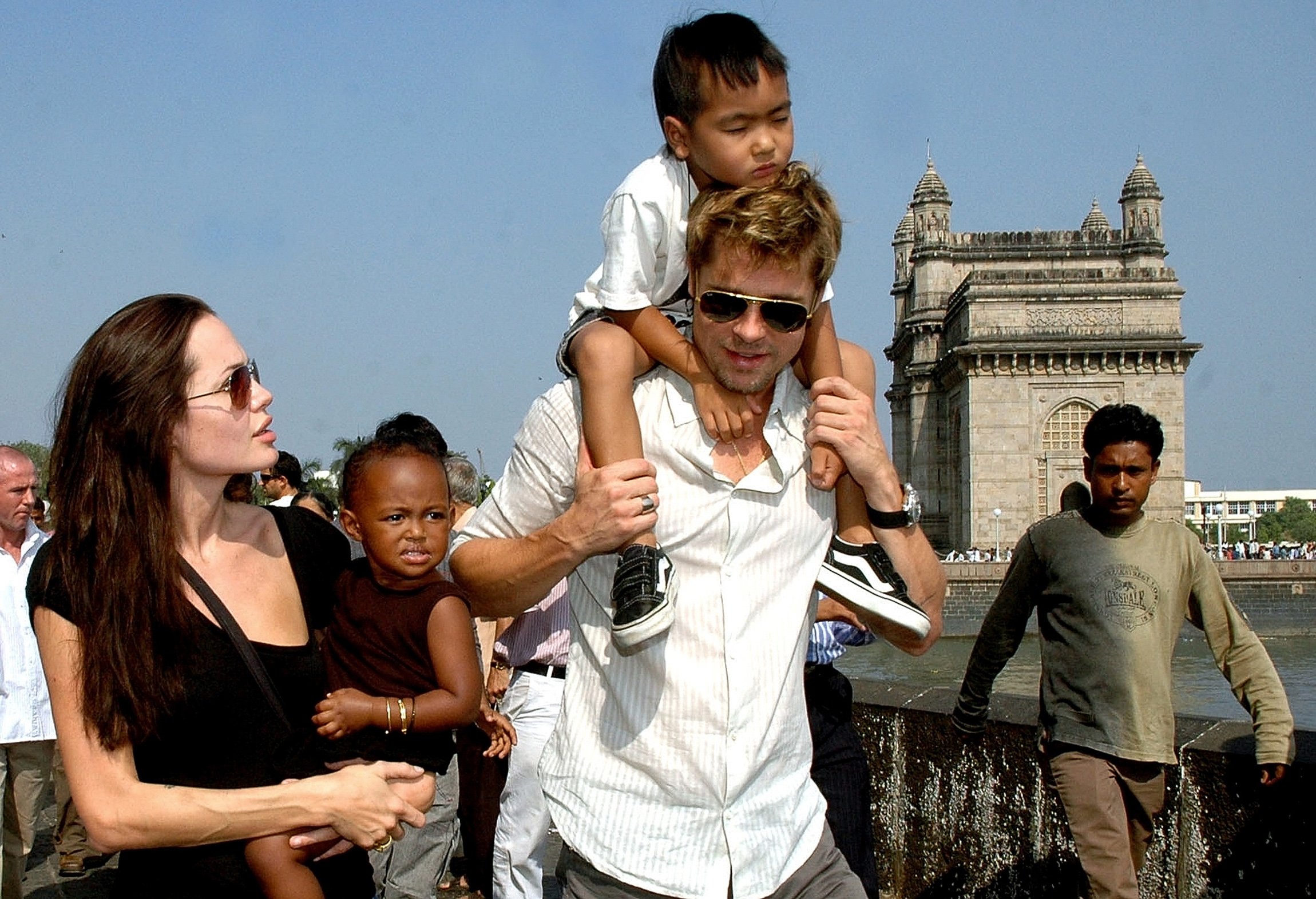 Angelina Jolie et Brad Pitt avec leurs enfants Maddox et Zahara. | Source : Getty Images
