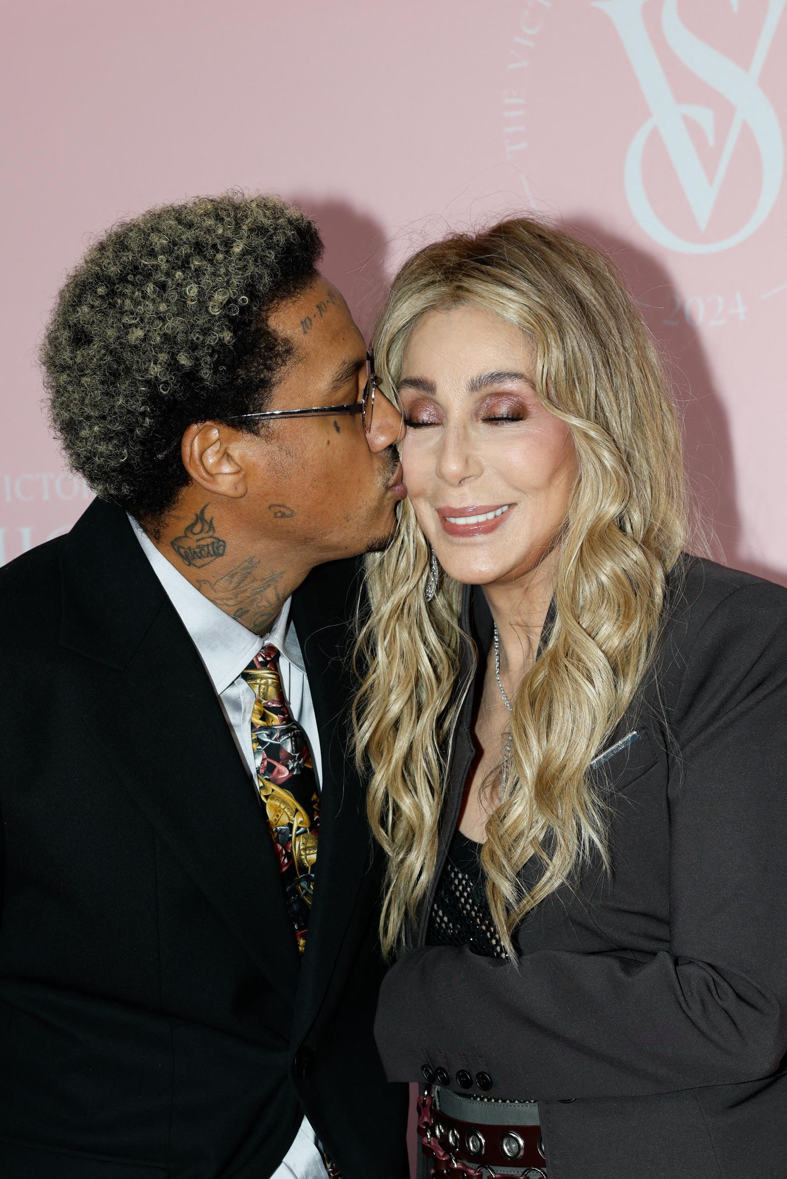 Alexander Edwards et Cher lors du défilé de mode Victoria's Secret, le 15 octobre 2024, à New York. | Source : Getty Images
