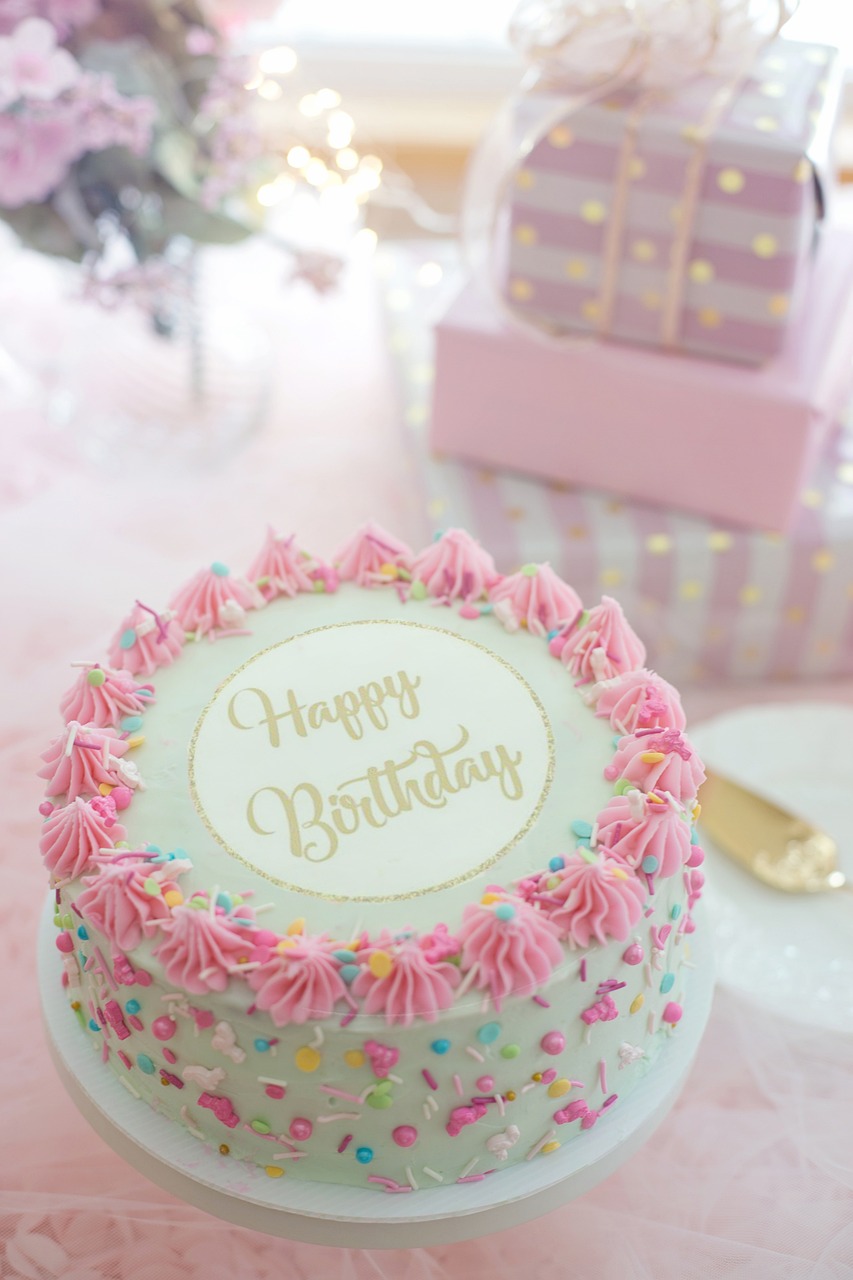 Un gâteau d'anniversaire rose | Source : Pixabay