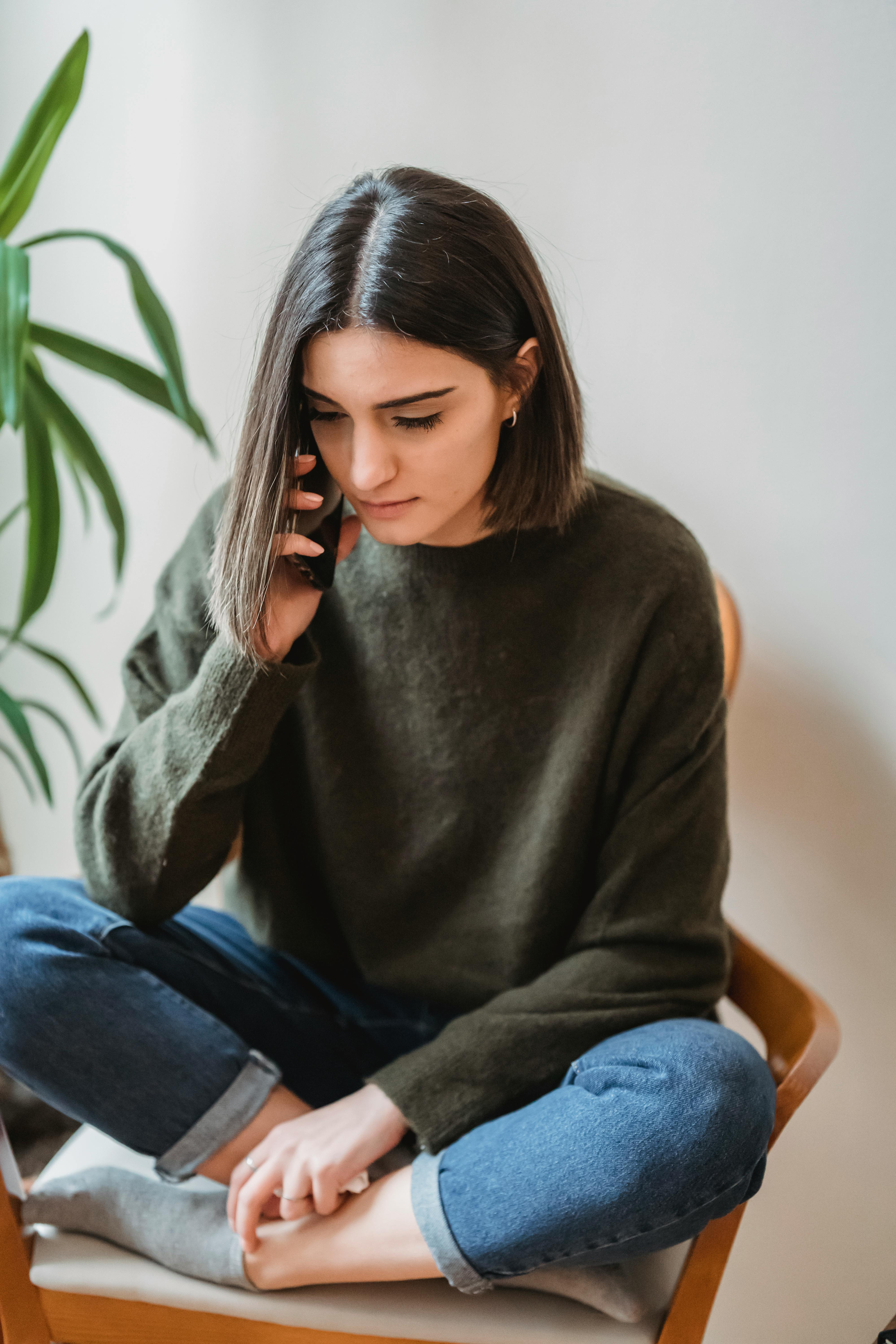 Une femme sérieuse lors d'un appel | Source : Pexels