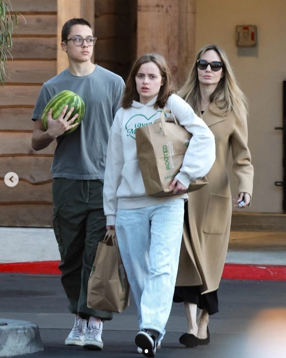 Knox Jolie-Pitt, Vivienne, et Angelina Jolie | Source: Instagram/pagesix