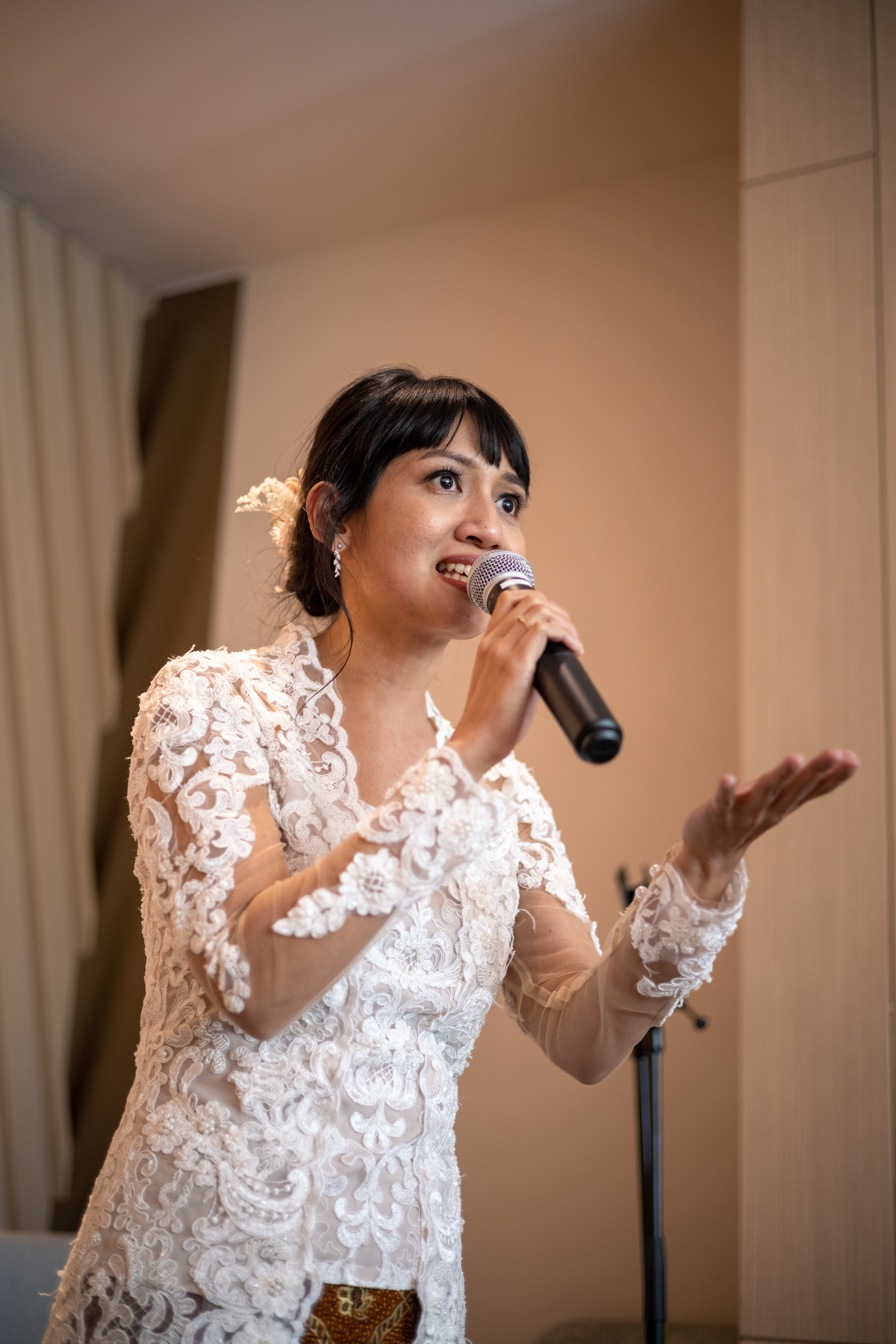 Une femme prenant la parole lors d'un mariage | Source : Getty Images