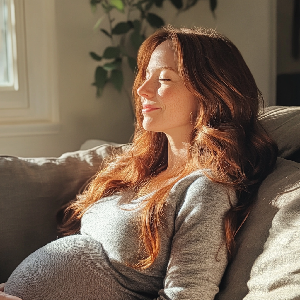 Une femme enceinte assise sur un canapé | Source : Midjourney