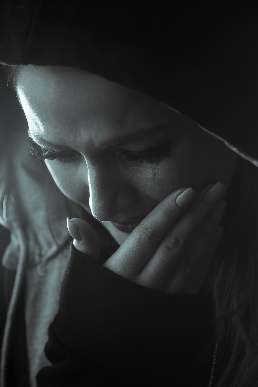 Une femme triste qui regarde vers le bas | Source : Pixabay