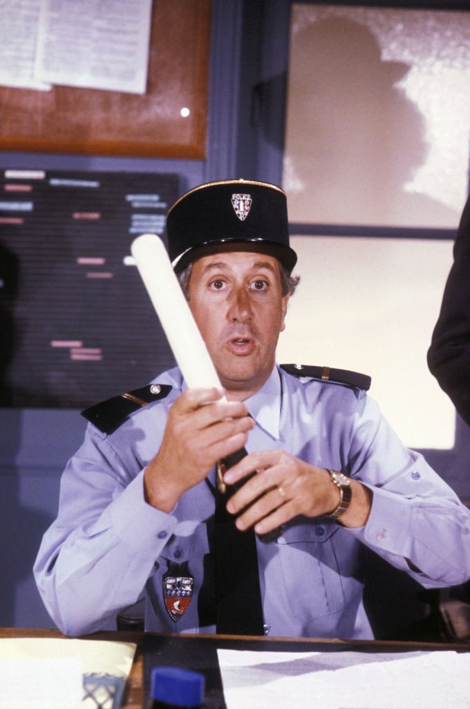 Stéphane Collaro déguisé en policier lors d'un sketch dans son émission 'Cocoricocoboy' le 30 aout 1985 à Paris, France. | Photo : Getty Images
