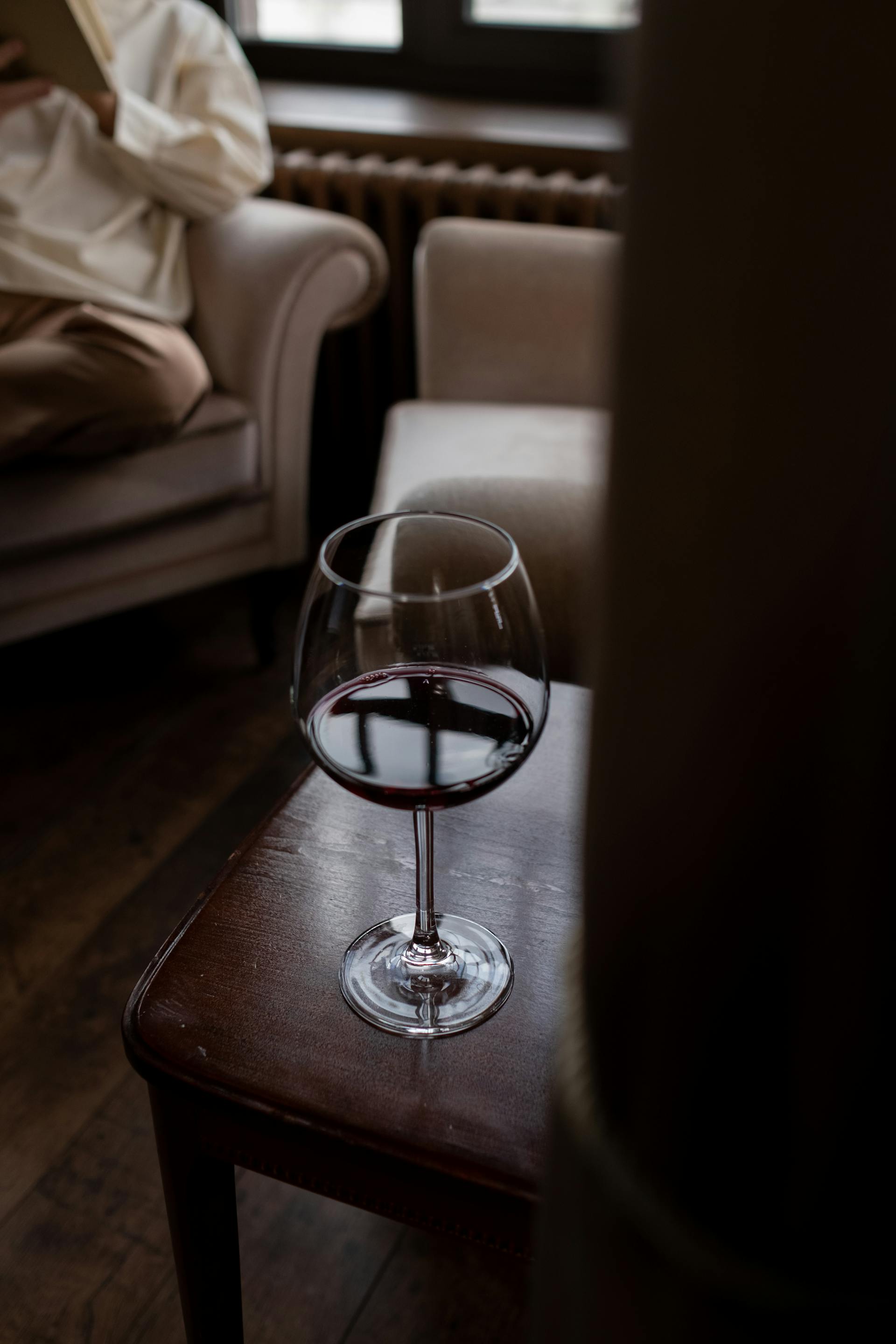 Un verre de vin sur une table | Source : Pexels