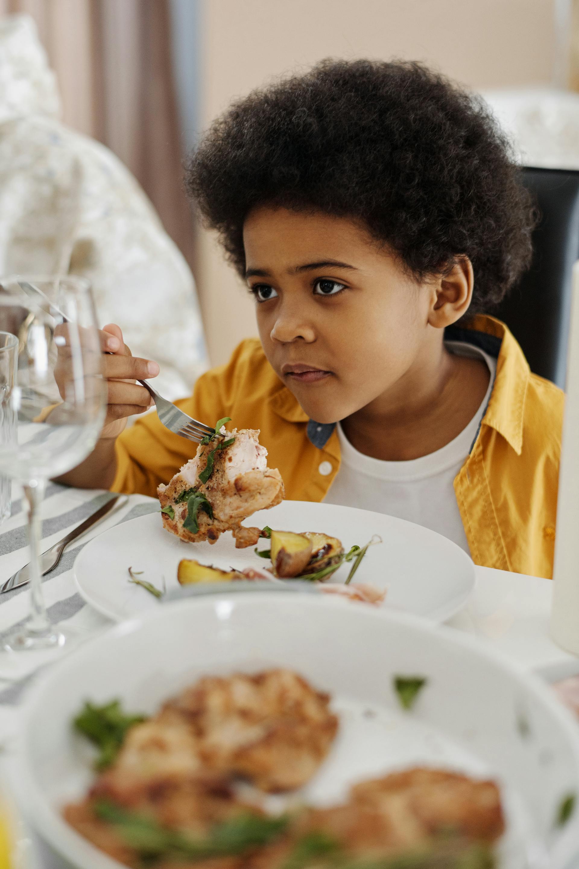 Garçon au dîner qui a l'air confus | Source : Pexels