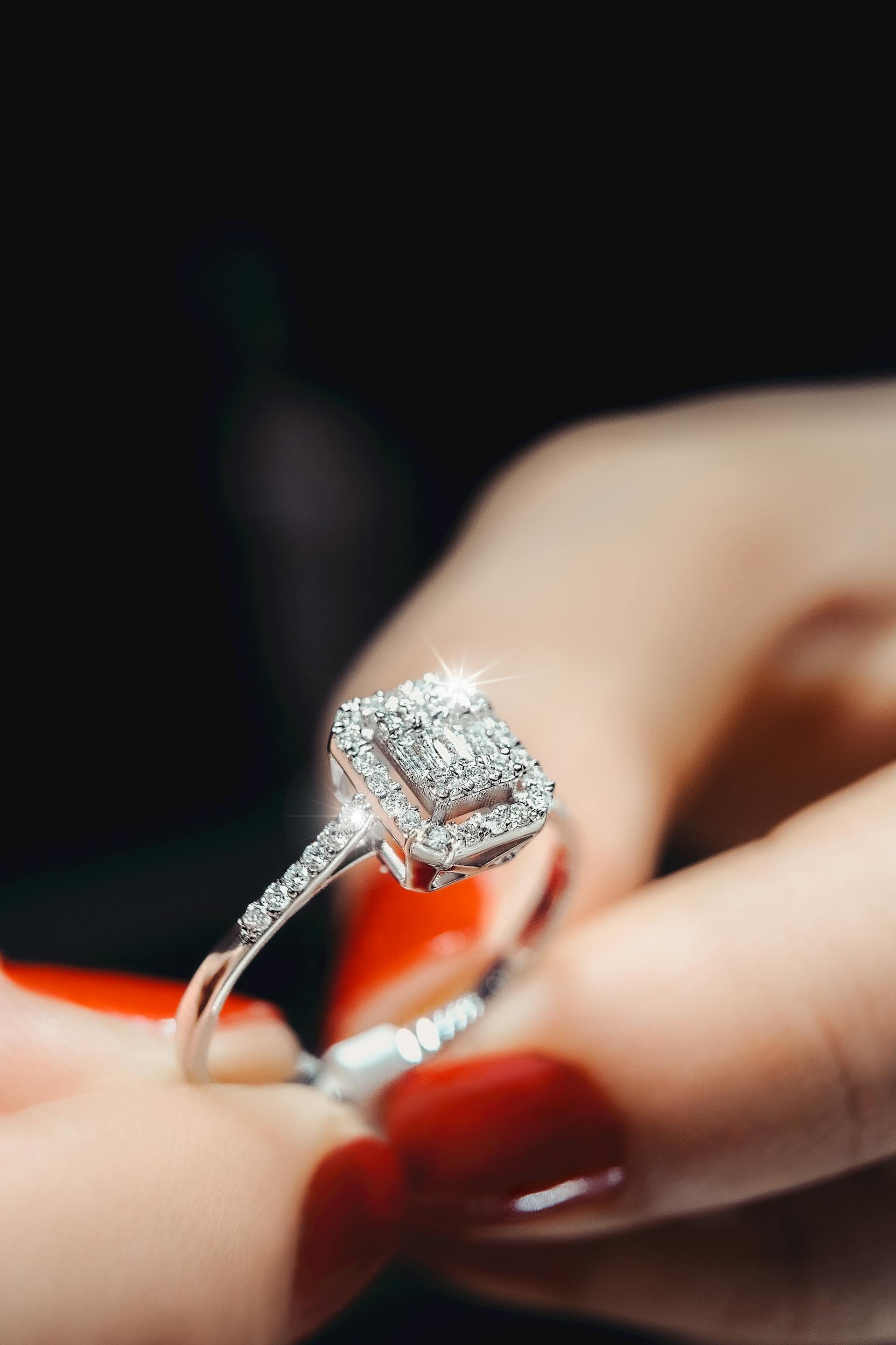 Une femme tenant une bague en diamant | Source : Pexels