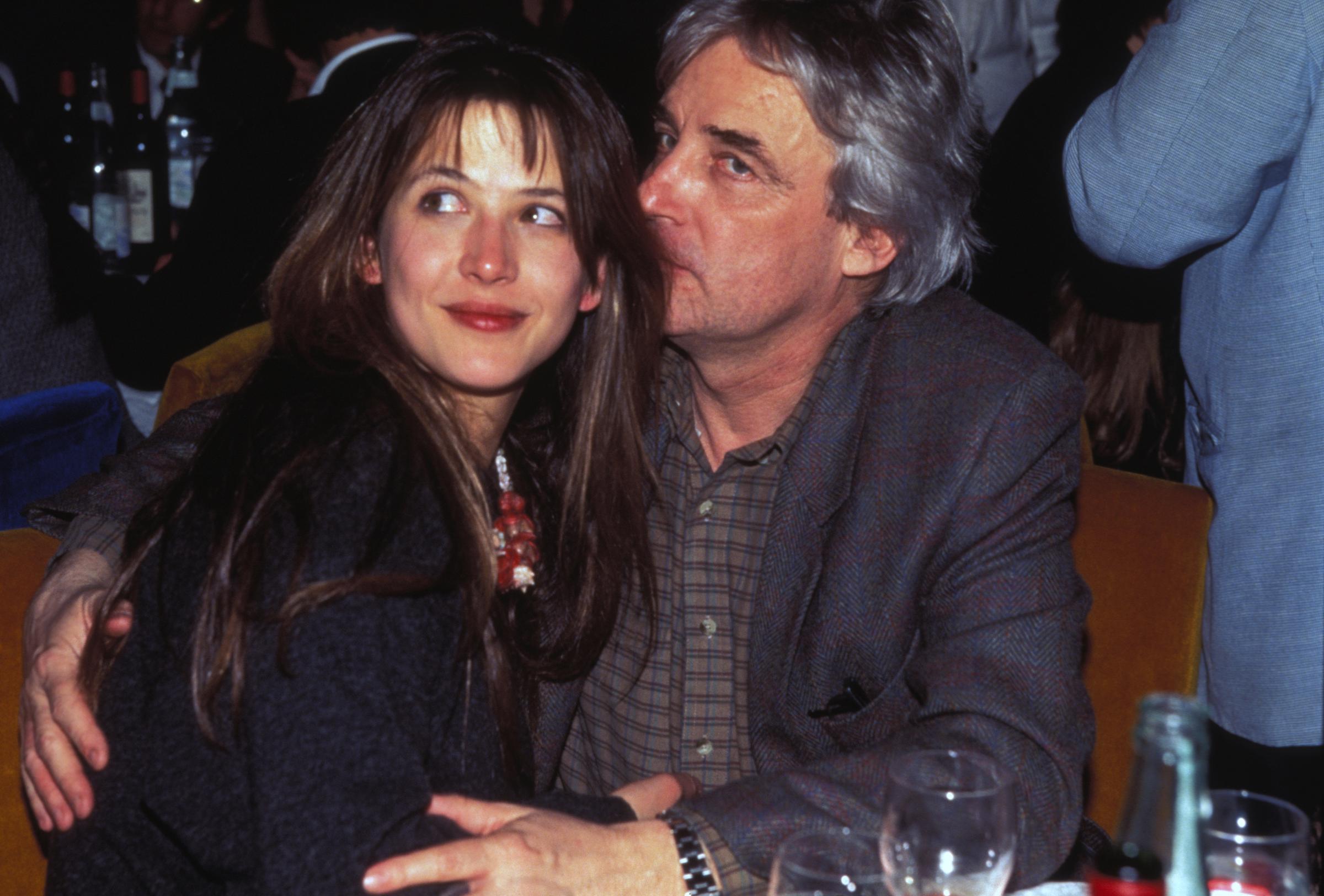 Sophie Marceau/Andrzej Zulawski lors de l'inauguration d'un restaurant en février 1996 à Paris, France I Source : Getty Images