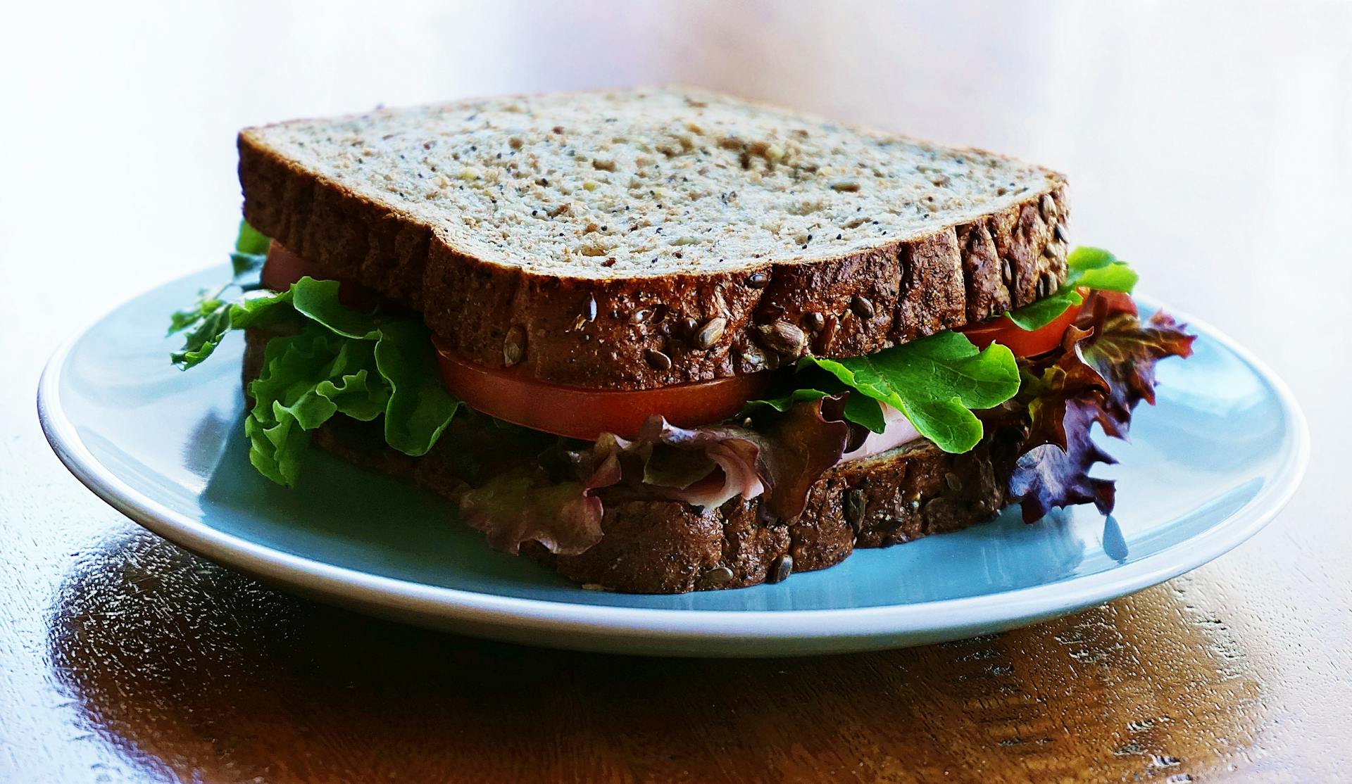 Un sandwich sur une assiette | Source : Pexels