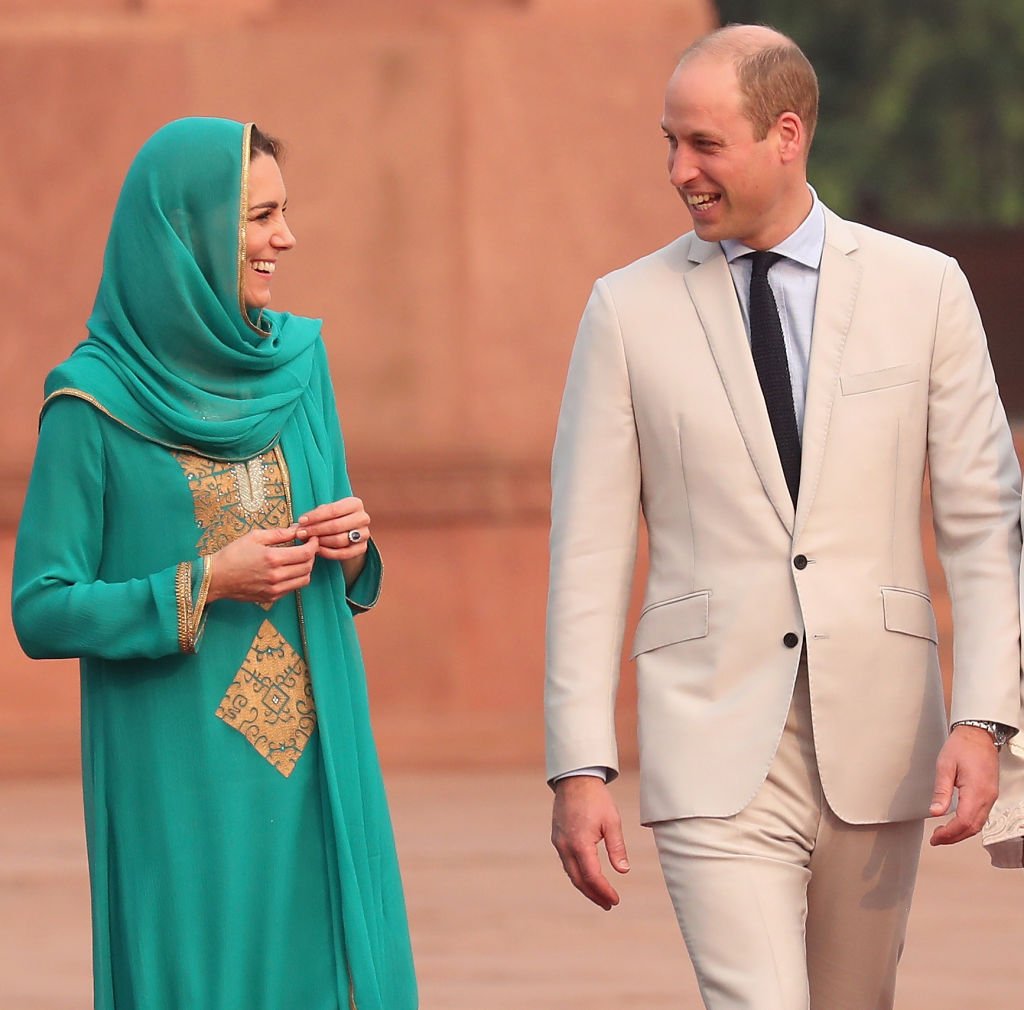 Prince William, duc de Cambridge et Catherine, duchesse de Cambridge, arrivent à la mosquée Badshahi dans la ville fortifiée au cours de la quatrième journée de leur tournée royale au Pakistan. | Photo : Getty Images