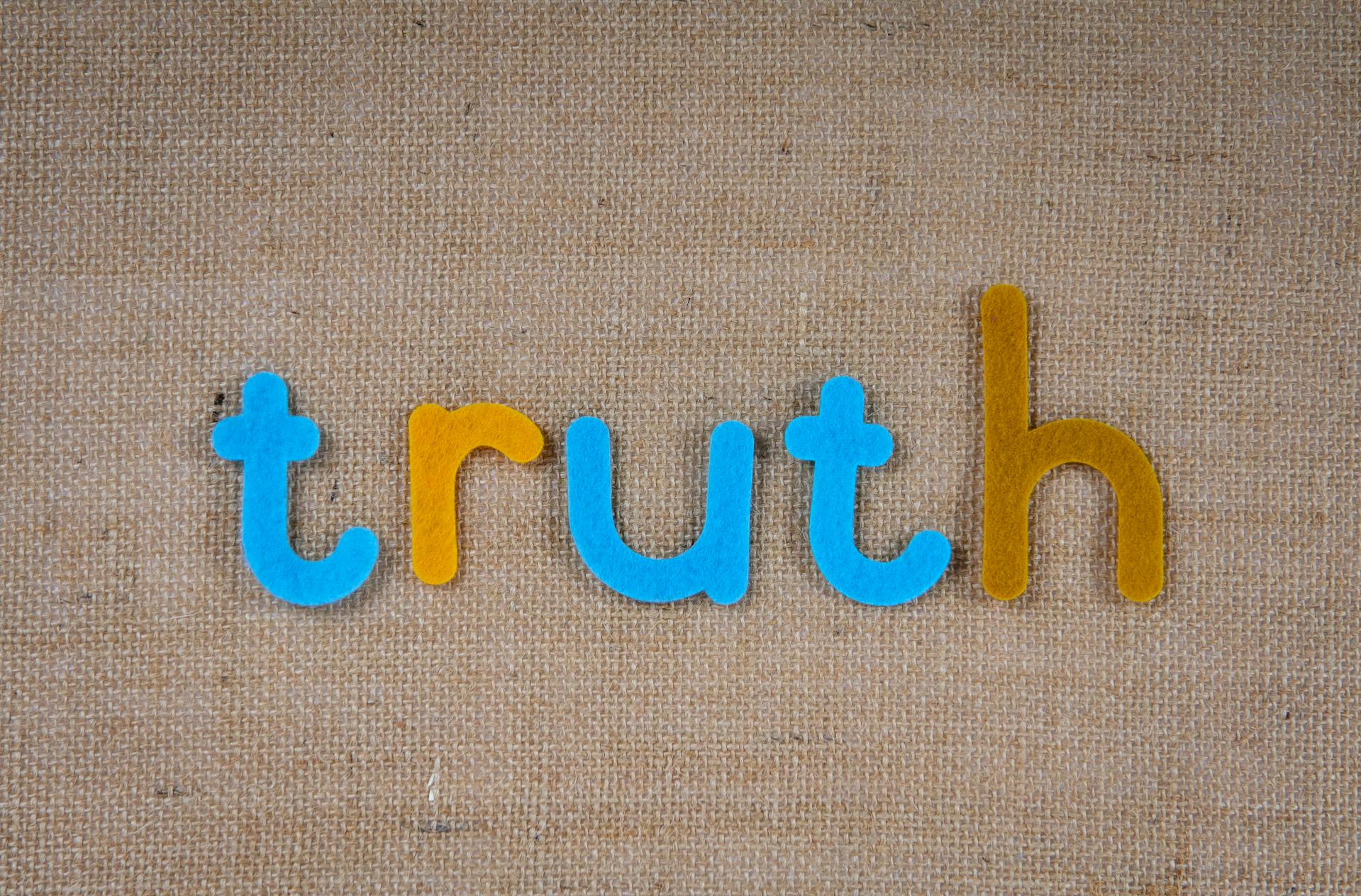 Découpage de lettres sur une surface brune | Source : Pexels