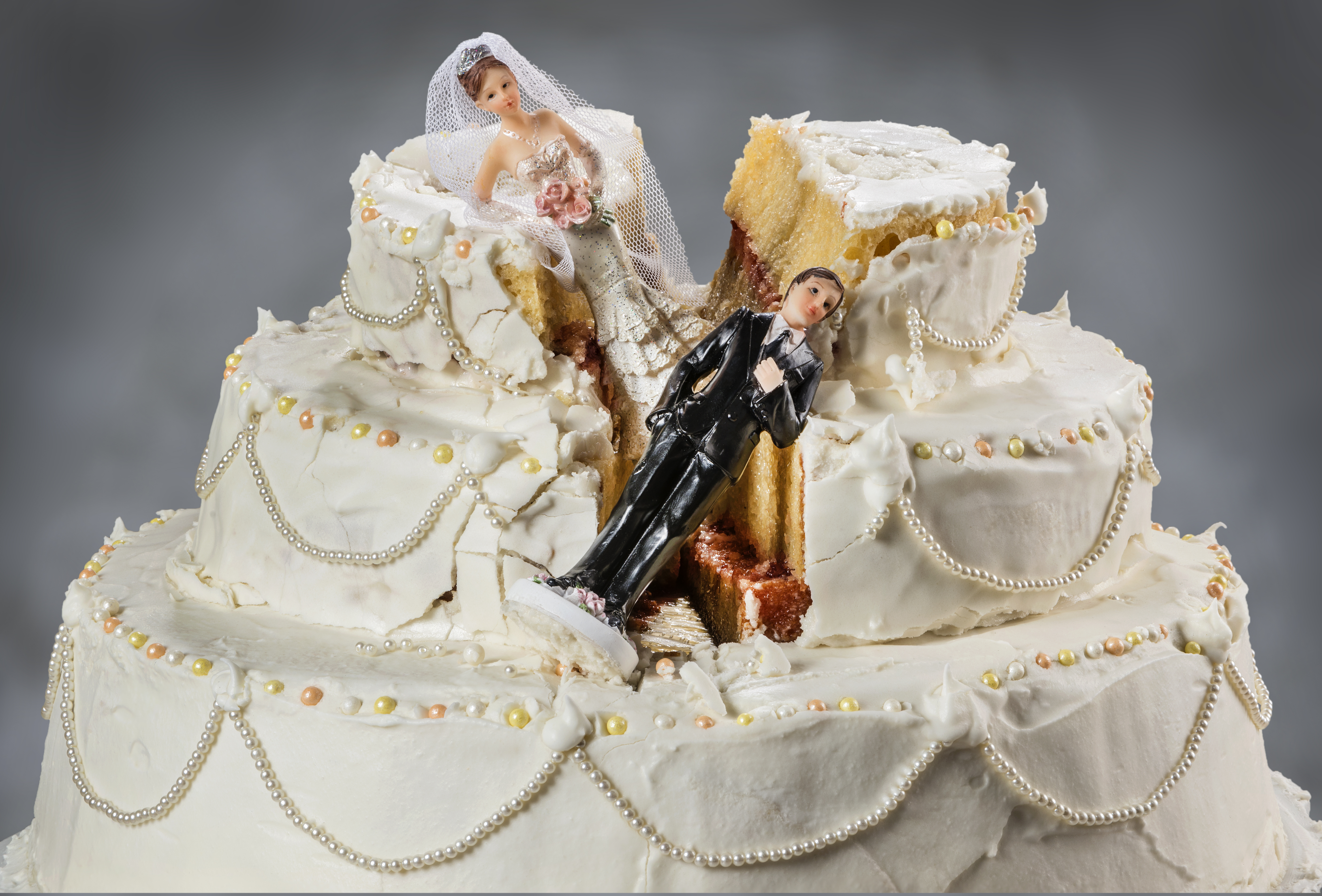 Une photo d'un gâteau de mariage en ruine. | Shutterstock/Leon Raphael