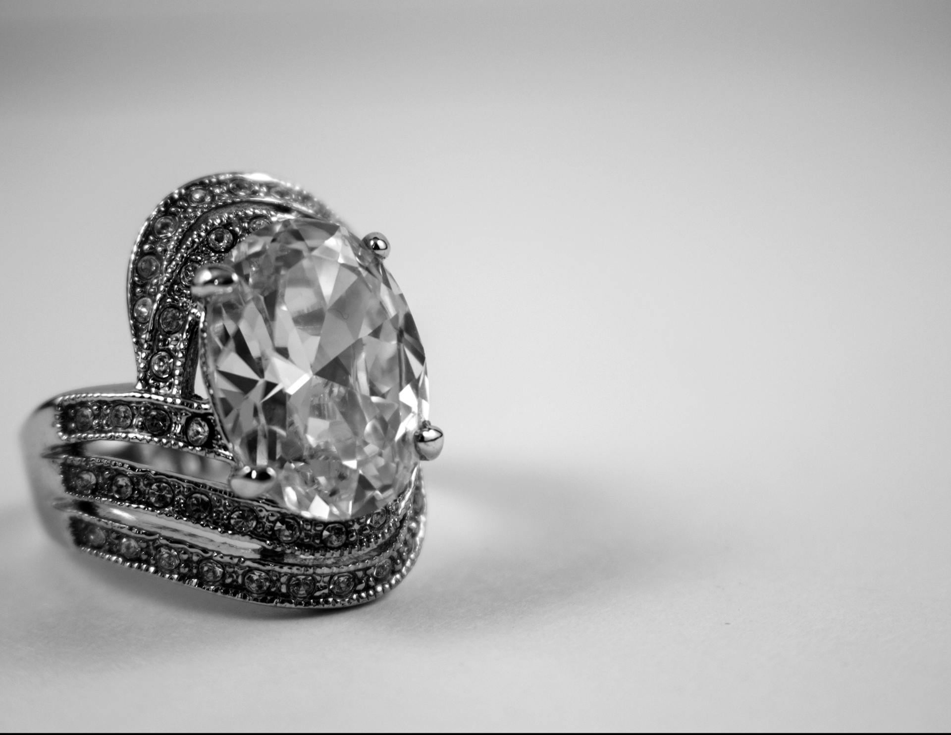 Une bague en diamant sur une table | Source : Pexels