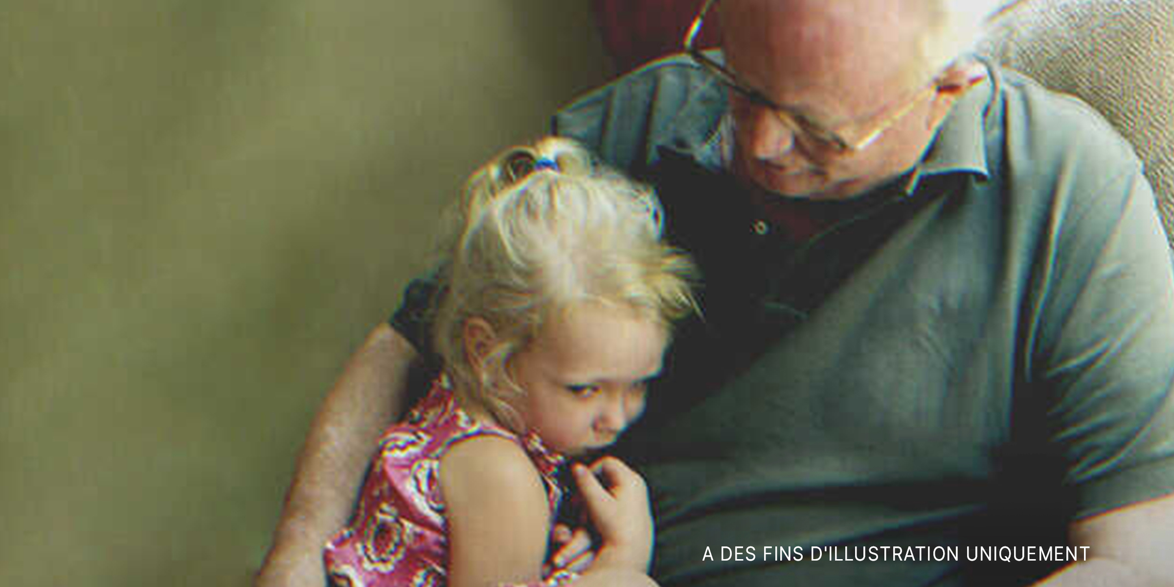Un homme âgé réconfortant une petite fille. | Source : Getty Images