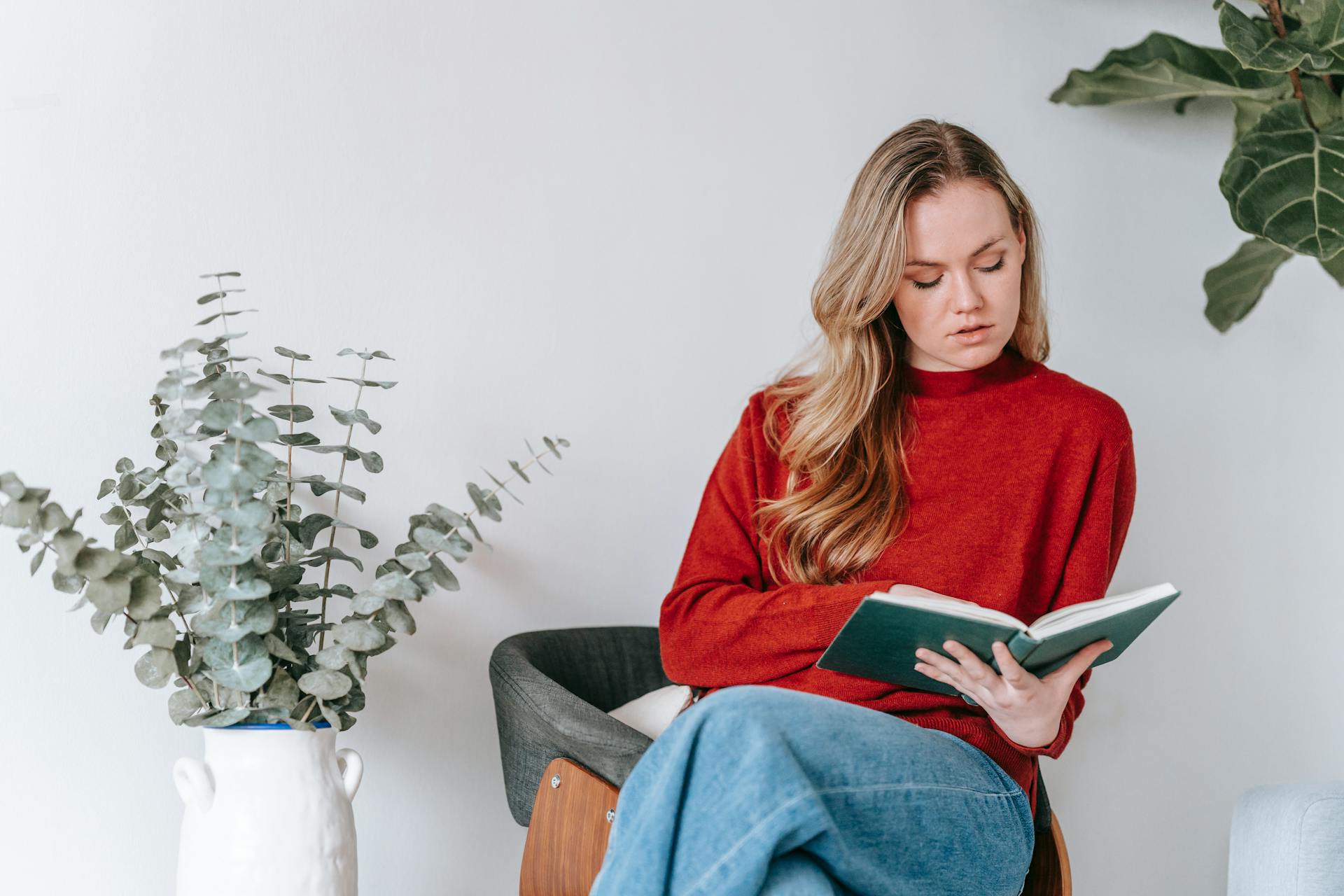Une femme lisant un livre | Source : Pexels