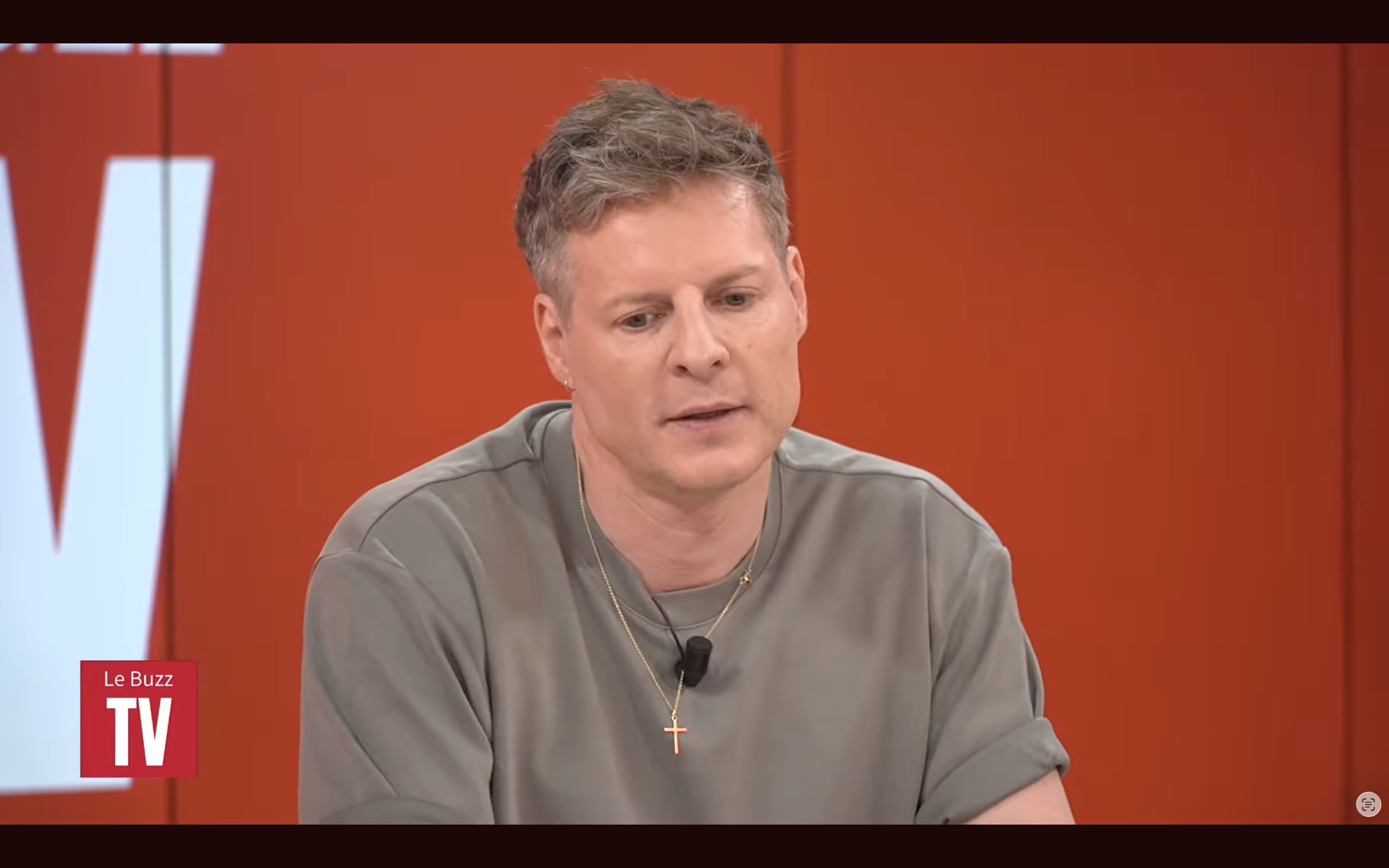 Matthieu Delormeau sur le plateau de Buzz TV I Source : https://www.youtube.com/watch?v=Sl-0F0QA028&list=PL_3P3xgnwTL1ew15AmUTiWCtfhnCw6ovS&index=2