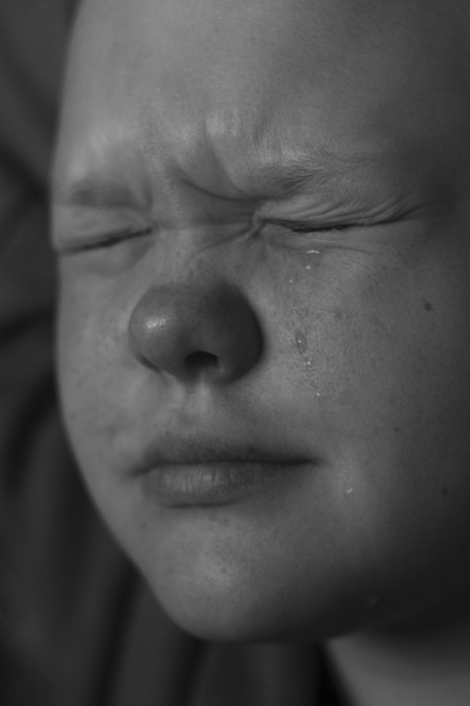 Gros plan sur le visage d'une petite fille en pleurs | Source : Pexels