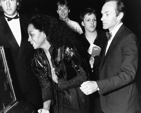 La chanteuse Diana Ross et son ancien mari Arne Naess arrivent au club Hippodrome de Londres en 1986. | Photo : Getty Images.