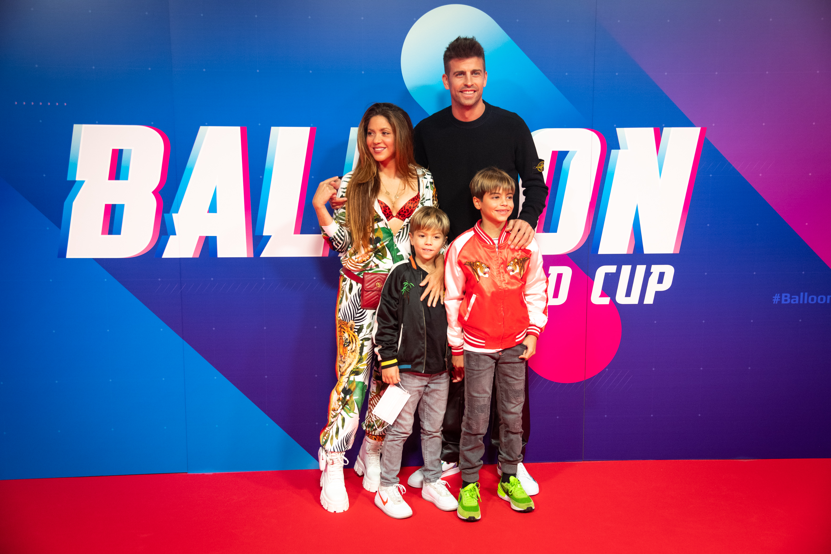 Shakira, Gerard Piqué, Sasha et Milan posant lors de la Coupe du monde des ballons à Tarragone, en Espagne, le 14 octobre 2021 | Source : Getty Images