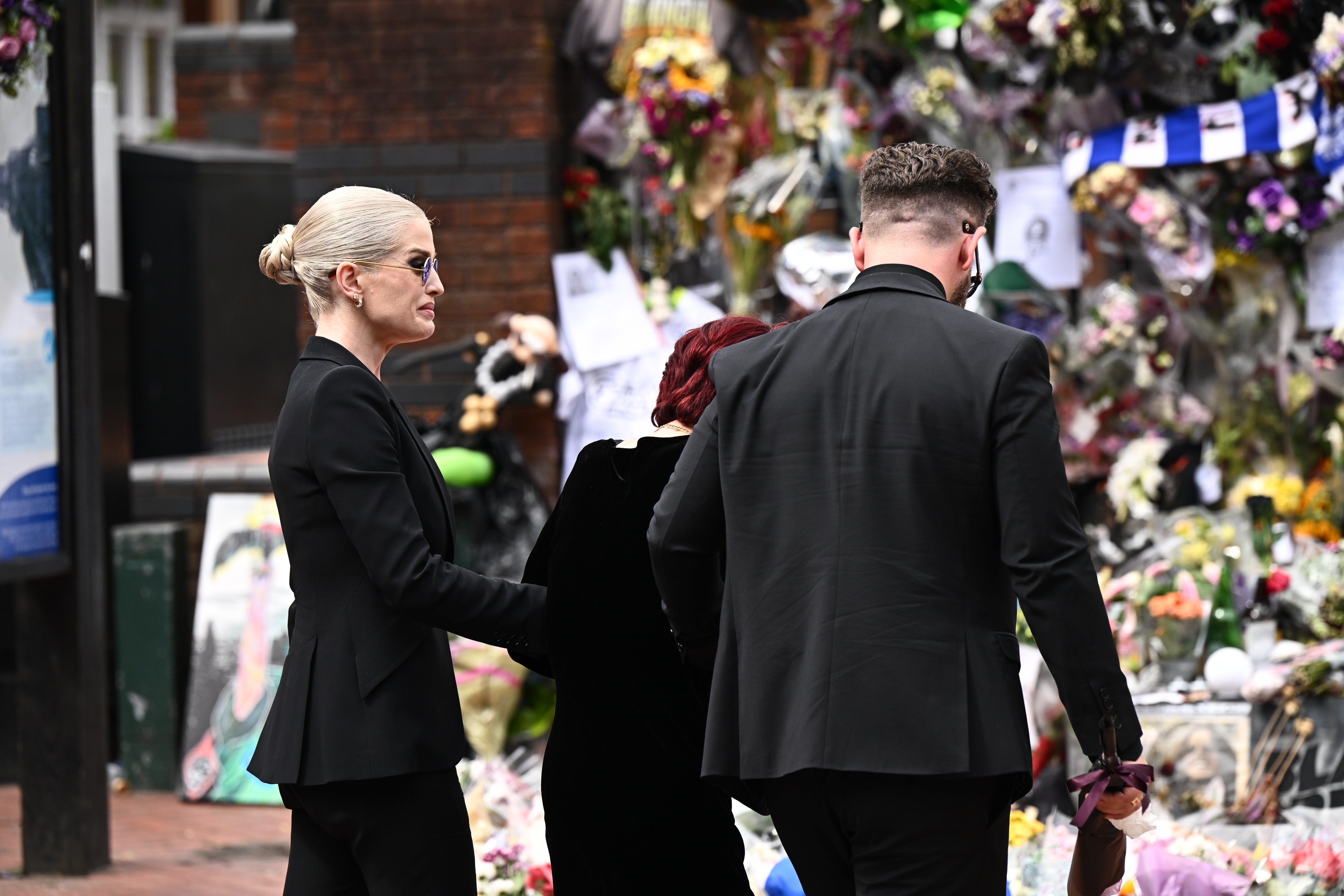 Kelly, Sharon et Jack Osbourne lors des hommages rendus à feu Ozzy Osbourne par des fans à Birmingham, en Angleterre, le 30 juillet 2025 | Source : Getty Images
