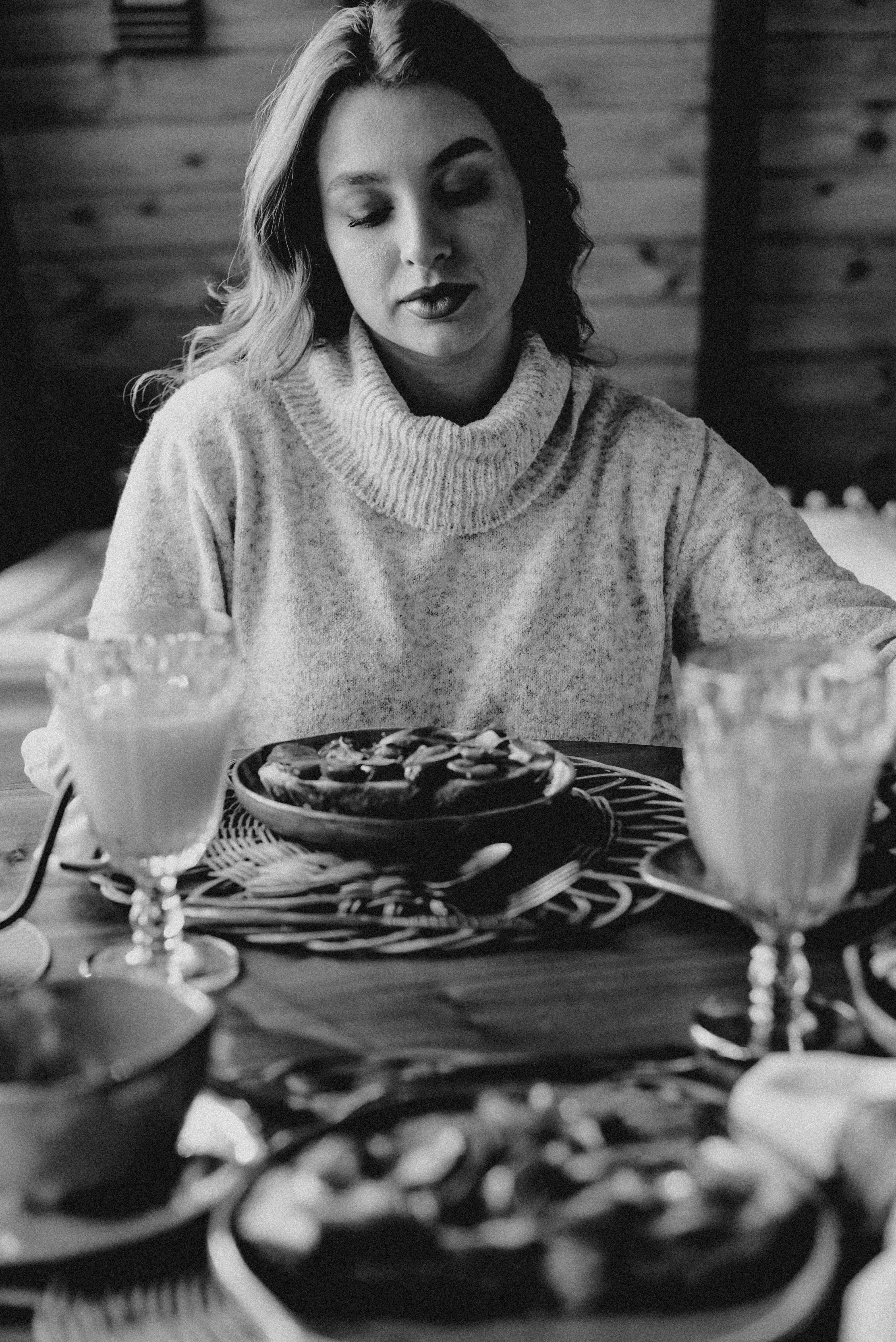 Une femme qui regarde un repas | Source : Pexels