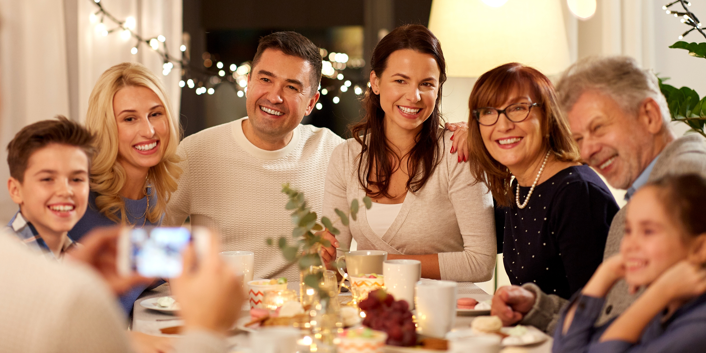 Des personnes profitent d'un dîner en famille | Source : Shutterstock