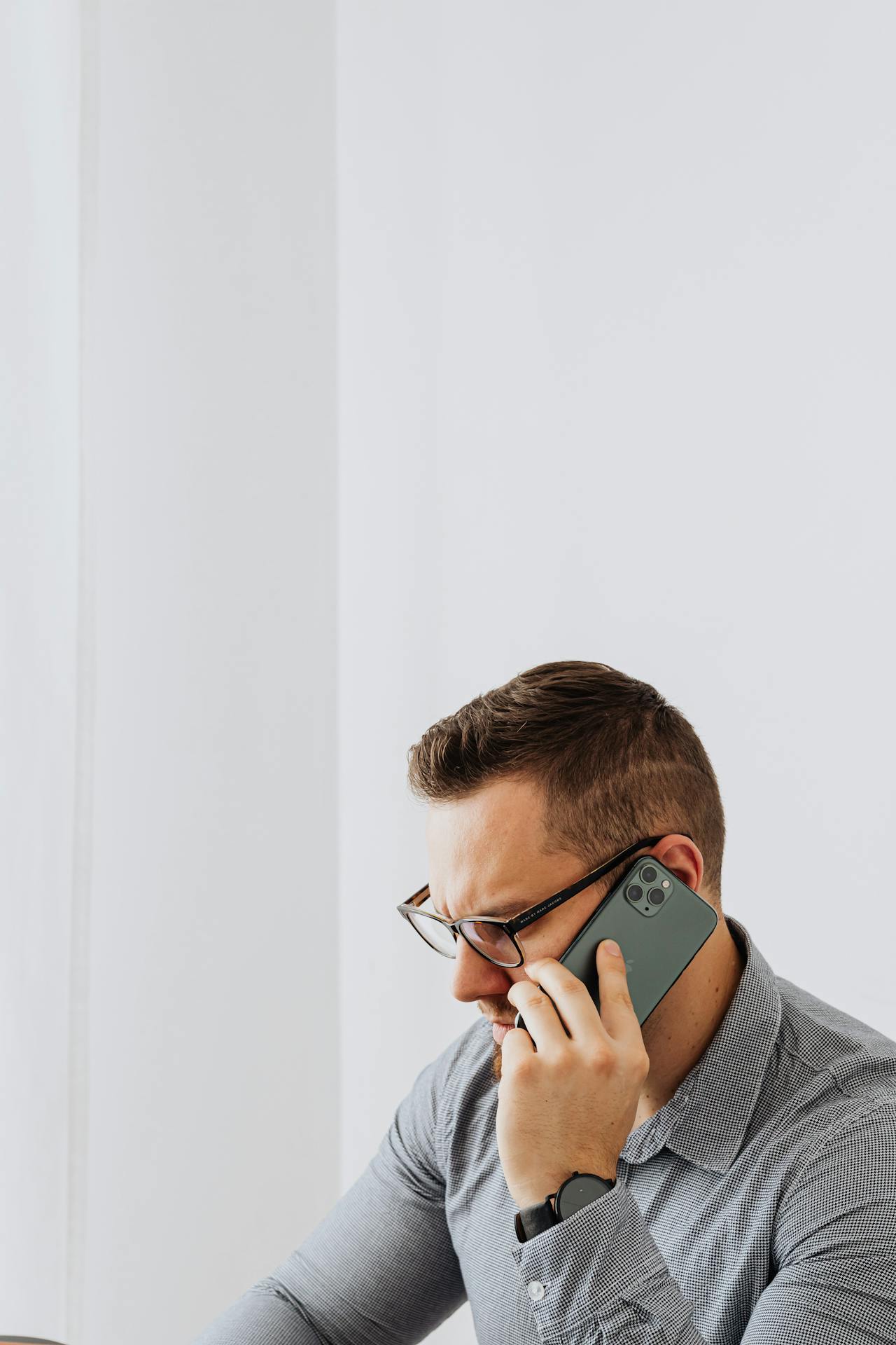 Un homme inquiet qui parle au téléphone | Source : Pexels