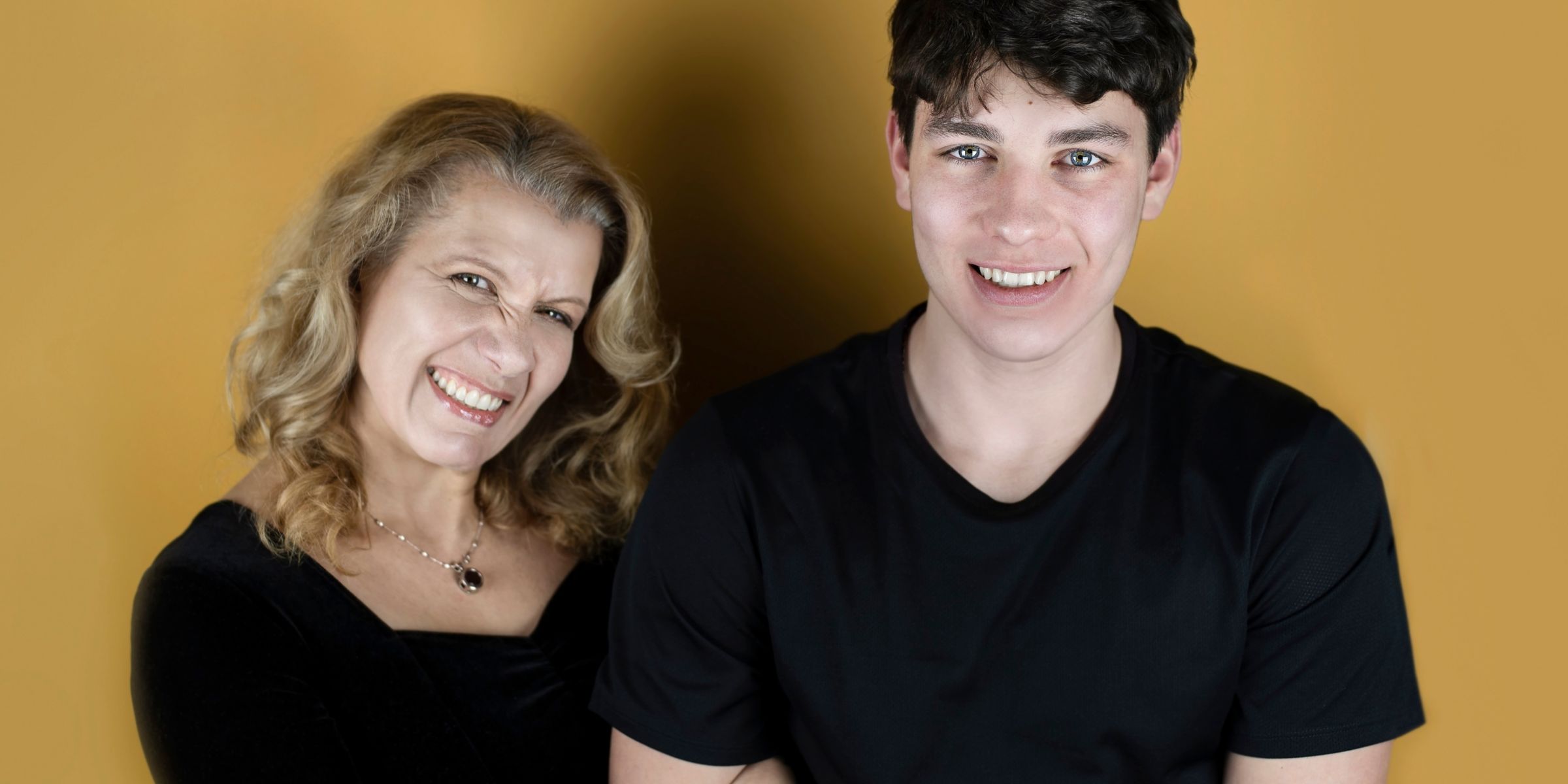 Un jeune homme avec sa mère | Source : Shutterstock